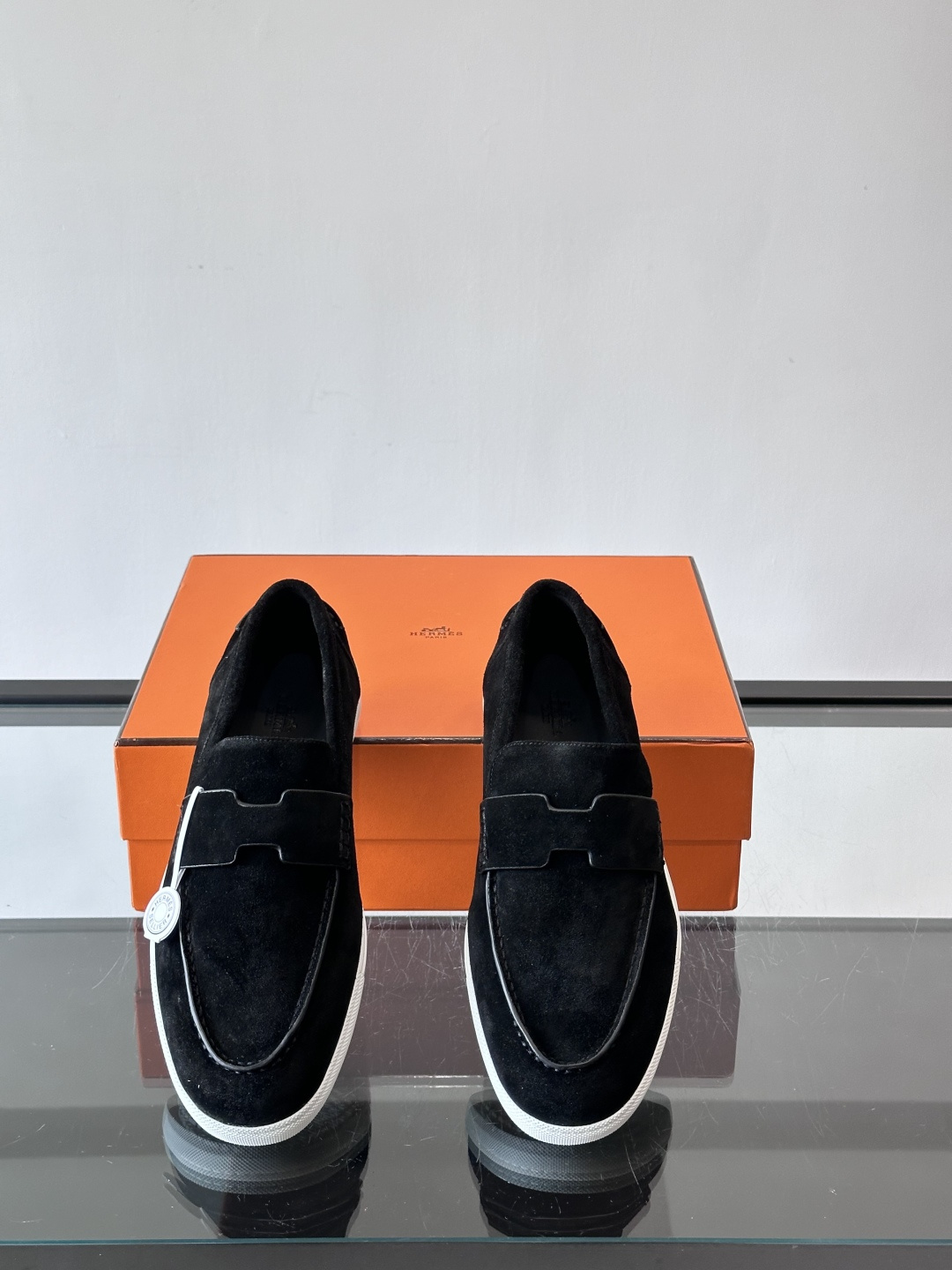 Hermes Job麂皮乐福鞋，选用柔软麂皮，搭配经典“H”型，简约又有辨识度。橡胶鞋底防滑，穿着舒适，