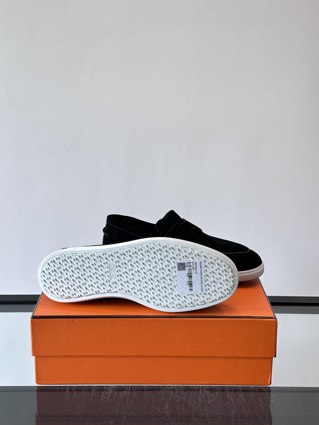 Hermes Job麂皮乐福鞋，选用柔软麂皮，搭配经典“H”型，简约又有辨识度。橡胶鞋底防滑，穿着舒适，