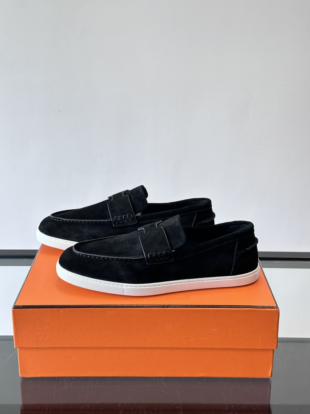 Hermes Job麂皮乐福鞋，选用柔软麂皮，搭配经典“H”型，简约又有辨识度。橡胶鞋底防滑，穿着舒适，