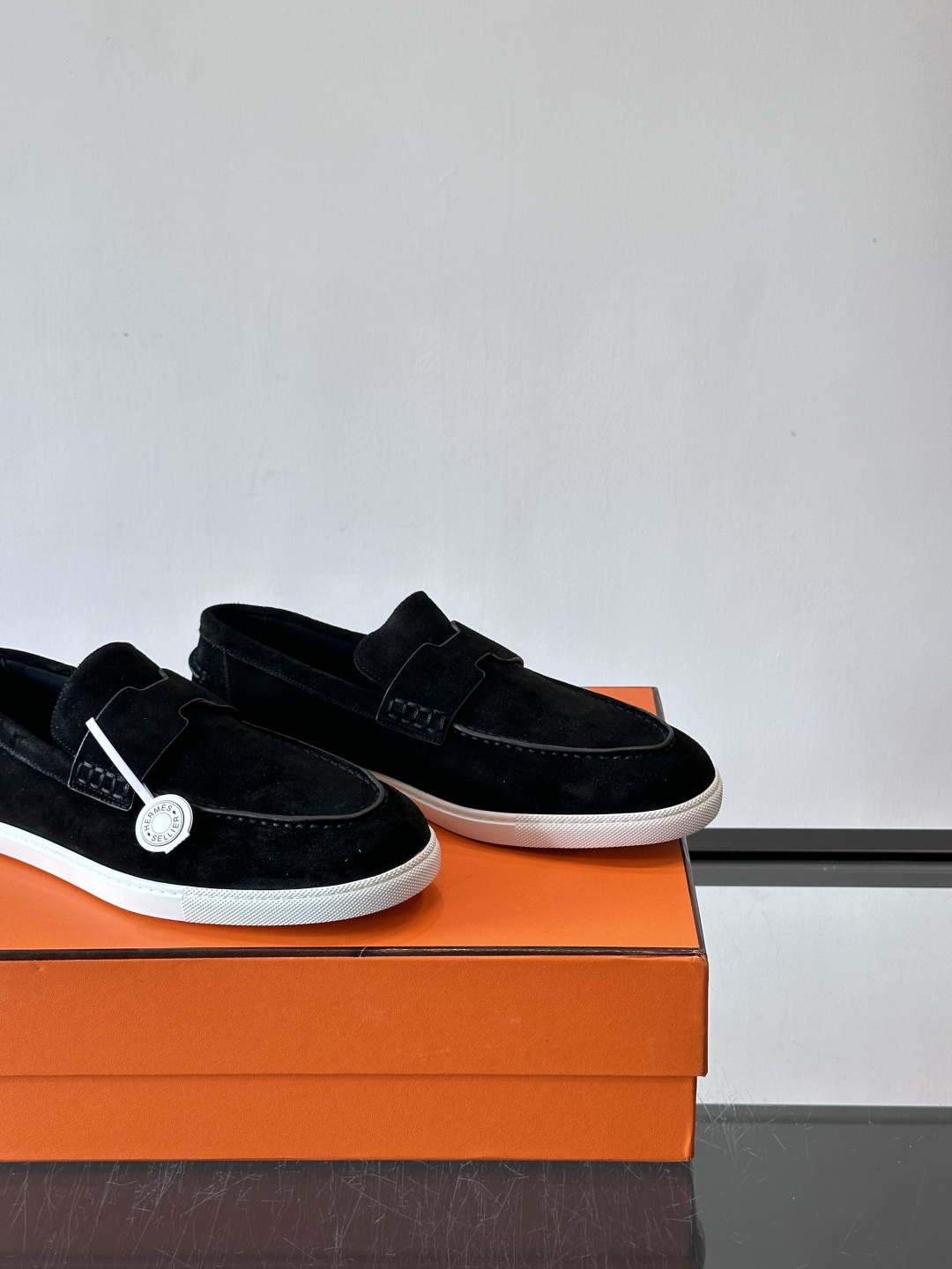 Hermes Job麂皮乐福鞋，选用柔软麂皮，搭配经典“H”型，简约又有辨识度。橡胶鞋底防滑，穿着舒适，