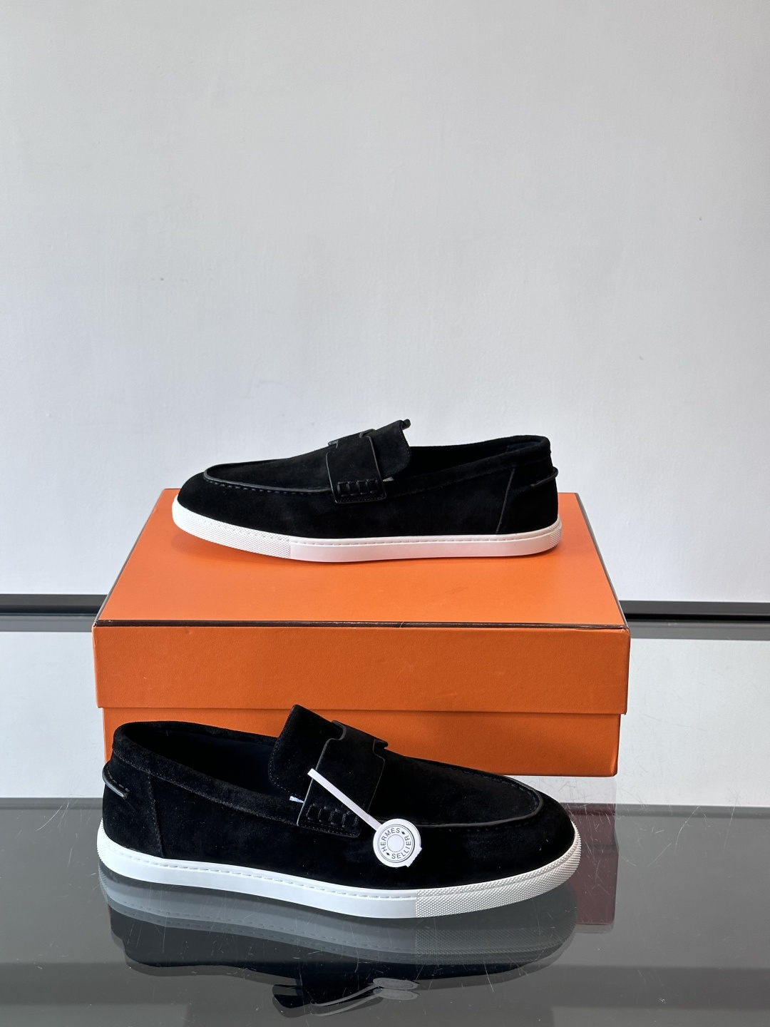 Hermes Job麂皮乐福鞋，选用柔软麂皮，搭配经典“H”型，简约又有辨识度。橡胶鞋底防滑，穿着舒适，