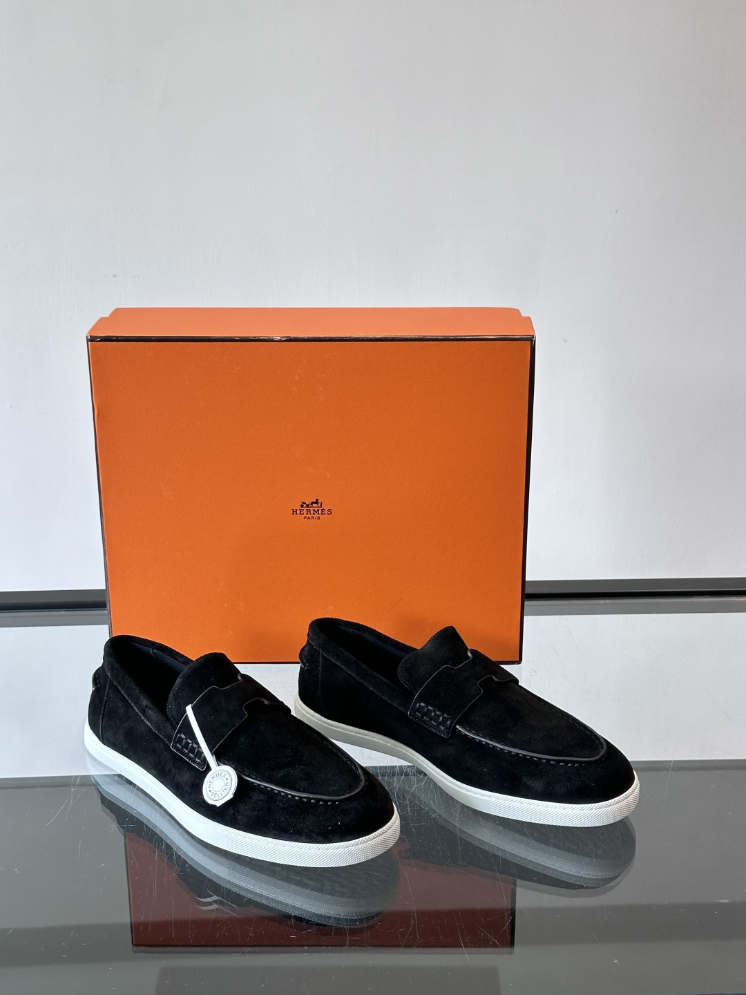 Hermes Job麂皮乐福鞋，选用柔软麂皮，搭配经典“H”型，简约又有辨识度。橡胶鞋底防滑，穿着舒适，