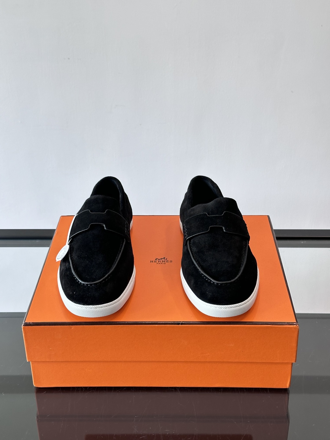 Hermes Job麂皮乐福鞋，选用柔软麂皮，搭配经典“H”型，简约又有辨识度。橡胶鞋底防滑，穿着舒适，