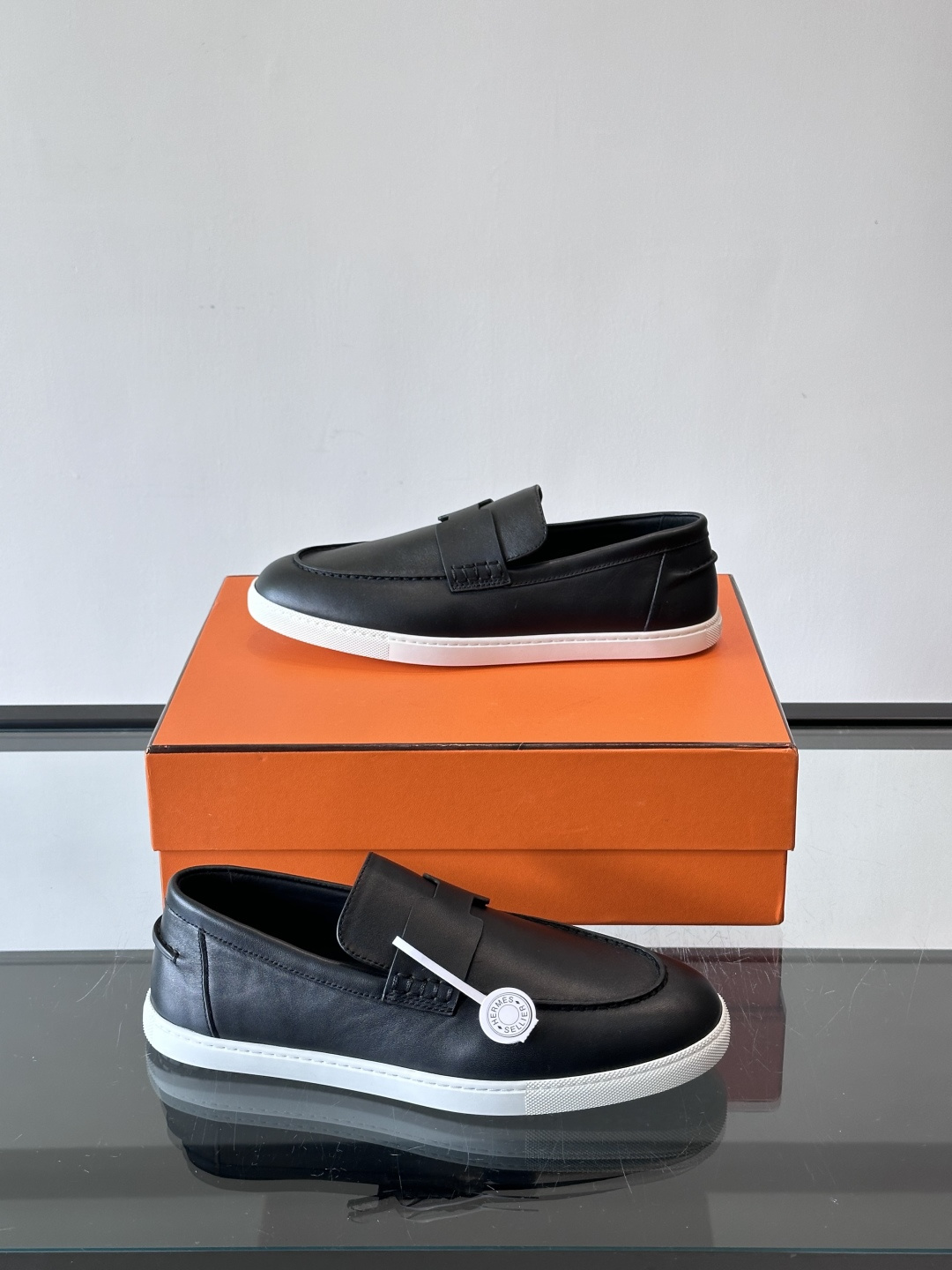 Hermes Job麂皮乐福鞋，选用柔软麂皮，搭配经典“H”型，简约又有辨识度。橡胶鞋底防滑，穿着舒适，