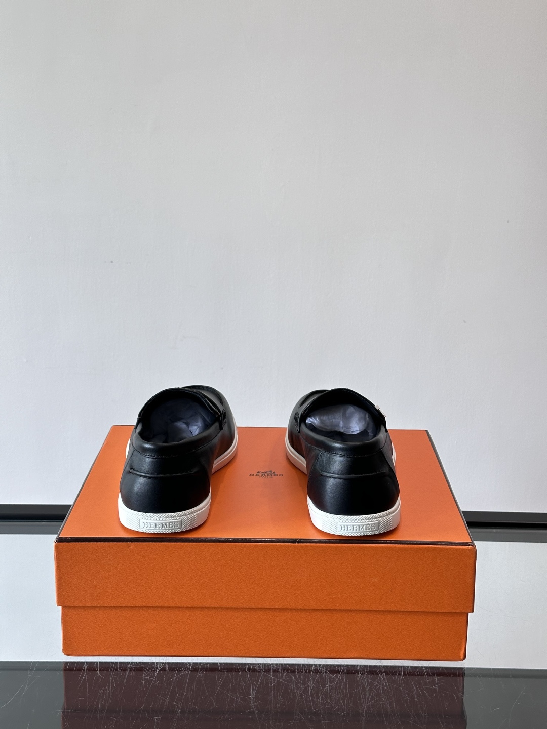 Hermes Job麂皮乐福鞋，选用柔软麂皮，搭配经典“H”型，简约又有辨识度。橡胶鞋底防滑，穿着舒适，