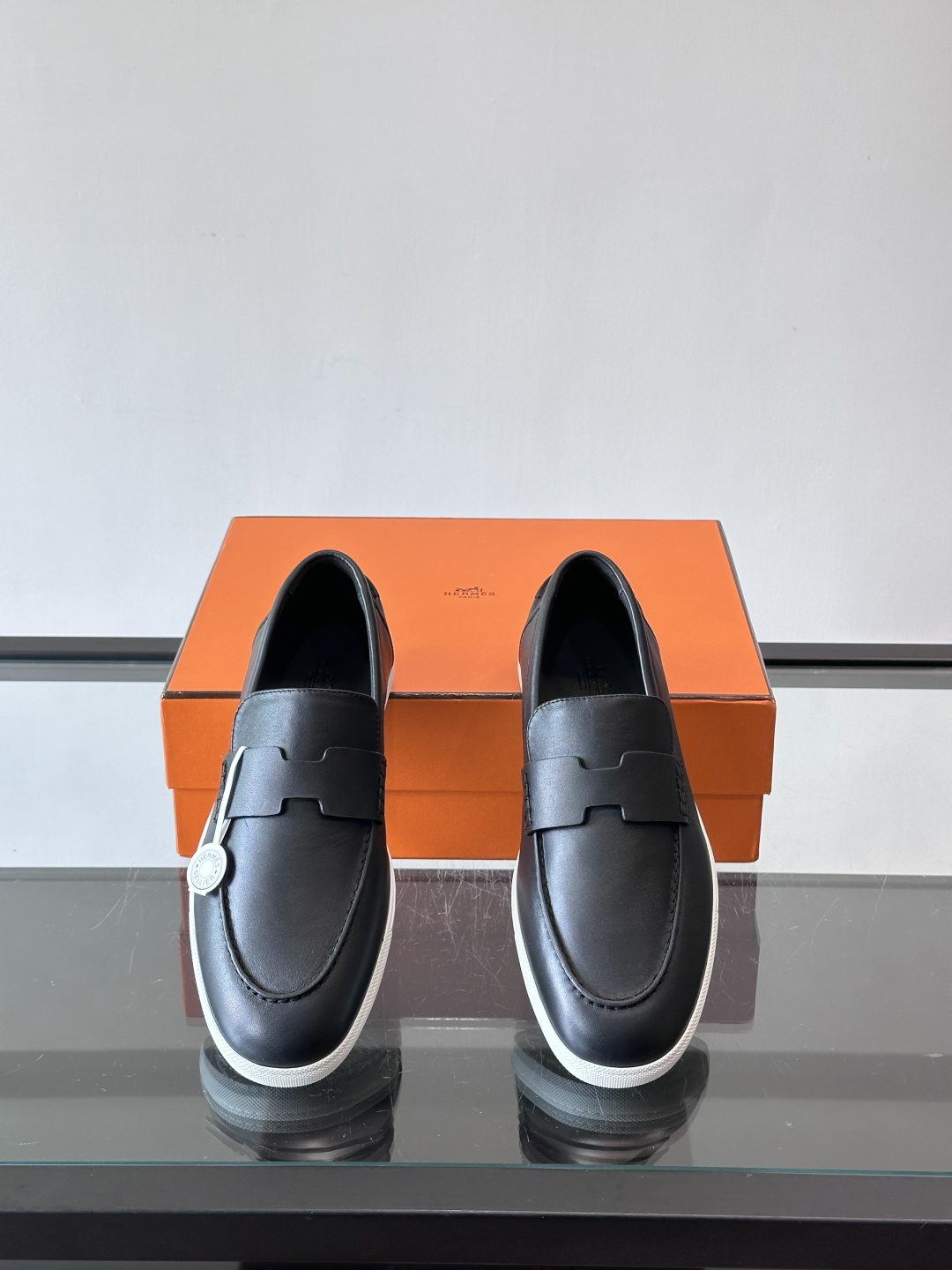 Hermes Job麂皮乐福鞋，选用柔软麂皮，搭配经典“H”型，简约又有辨识度。橡胶鞋底防滑，穿着舒适，