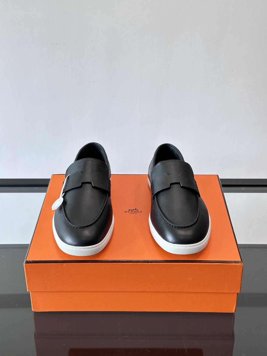 Hermes Job麂皮乐福鞋，选用柔软麂皮，搭配经典“H”型，简约又有辨识度。橡胶鞋底防滑，穿着舒适，