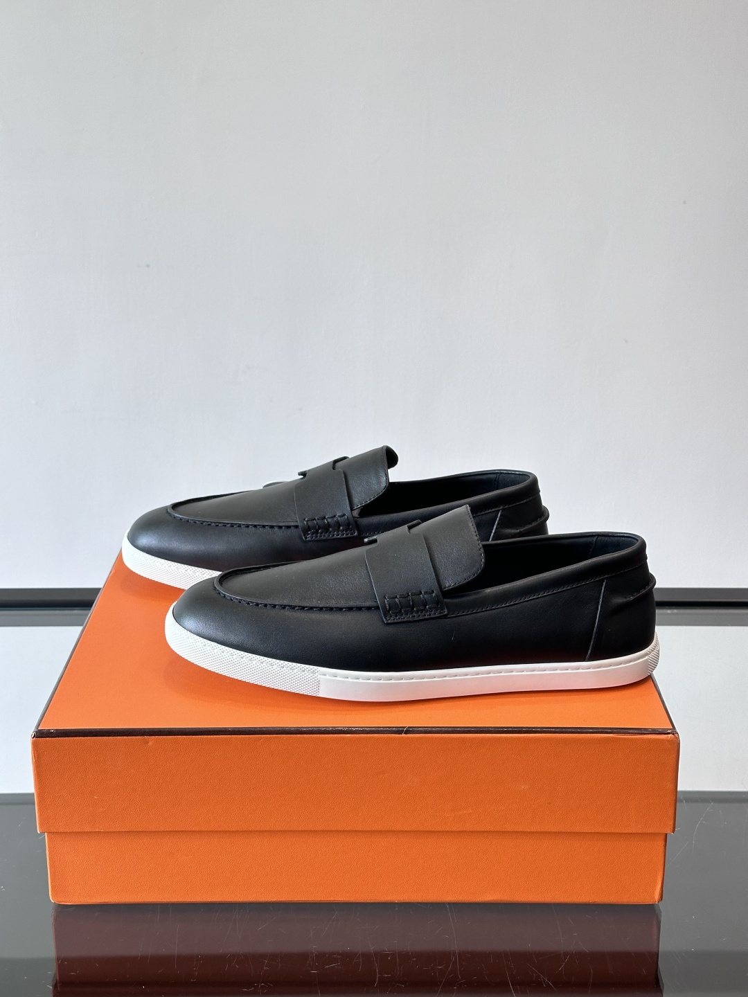 Hermes Job麂皮乐福鞋，选用柔软麂皮，搭配经典“H”型，简约又有辨识度。橡胶鞋底防滑，穿着舒适，