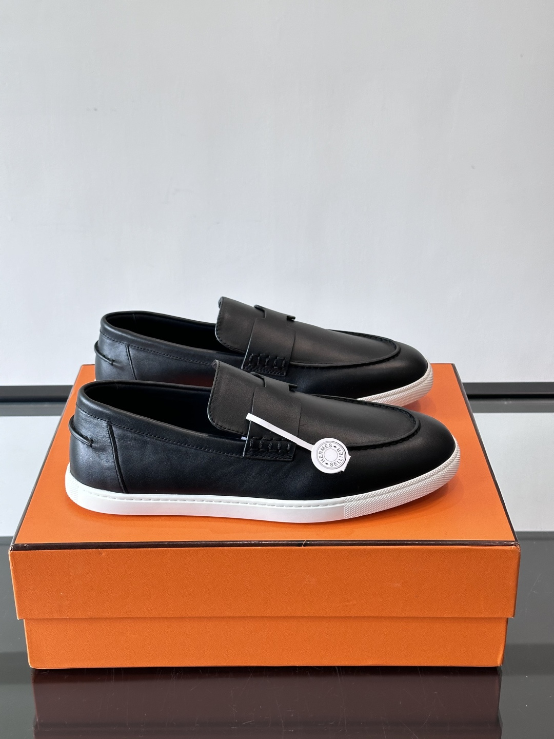 Hermes Job麂皮乐福鞋，选用柔软麂皮，搭配经典“H”型，简约又有辨识度。橡胶鞋底防滑，穿着舒适，