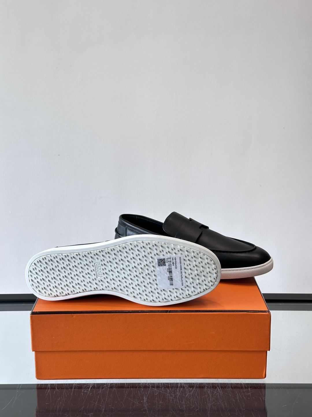 Hermes Job麂皮乐福鞋，选用柔软麂皮，搭配经典“H”型，简约又有辨识度。橡胶鞋底防滑，穿着舒适，