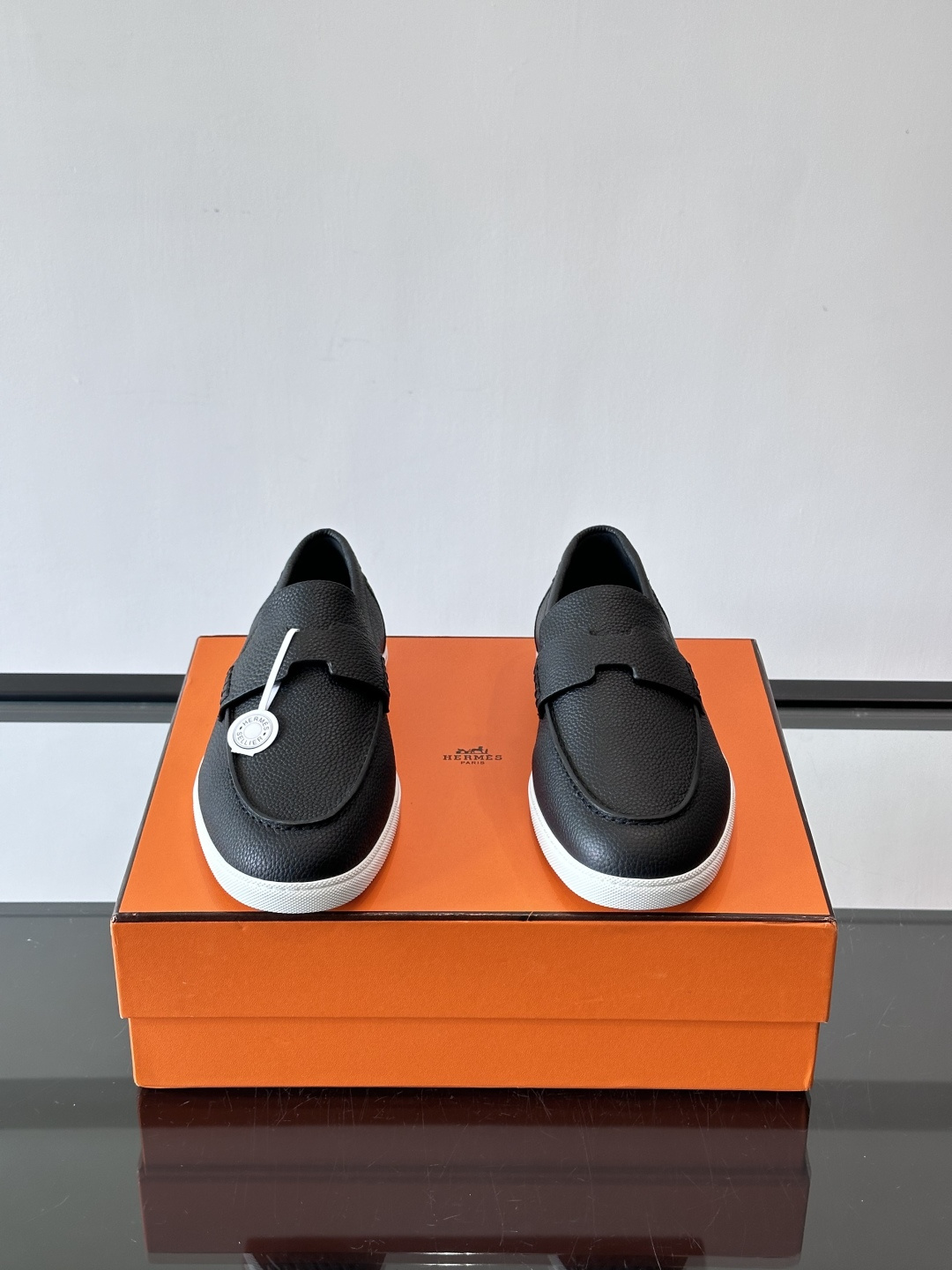 Hermes Job麂皮乐福鞋，选用柔软麂皮，搭配经典“H”型，简约又有辨识度。橡胶鞋底防滑，穿着舒适，