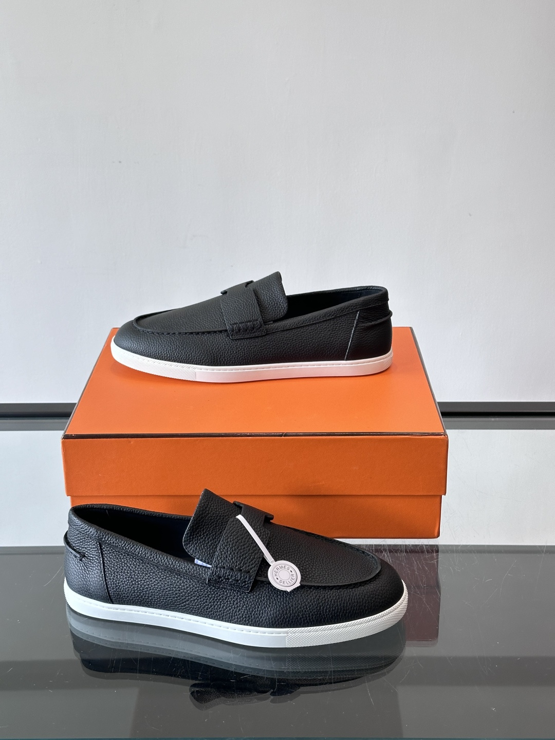 Hermes Job麂皮乐福鞋，选用柔软麂皮，搭配经典“H”型，简约又有辨识度。橡胶鞋底防滑，穿着舒适，