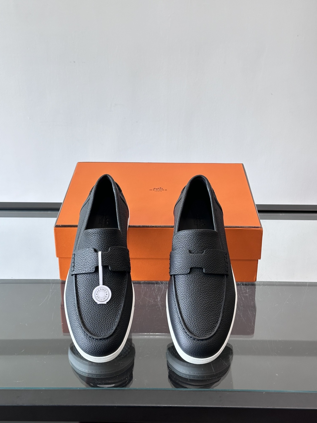 Hermes Job麂皮乐福鞋，选用柔软麂皮，搭配经典“H”型，简约又有辨识度。橡胶鞋底防滑，穿着舒适，
