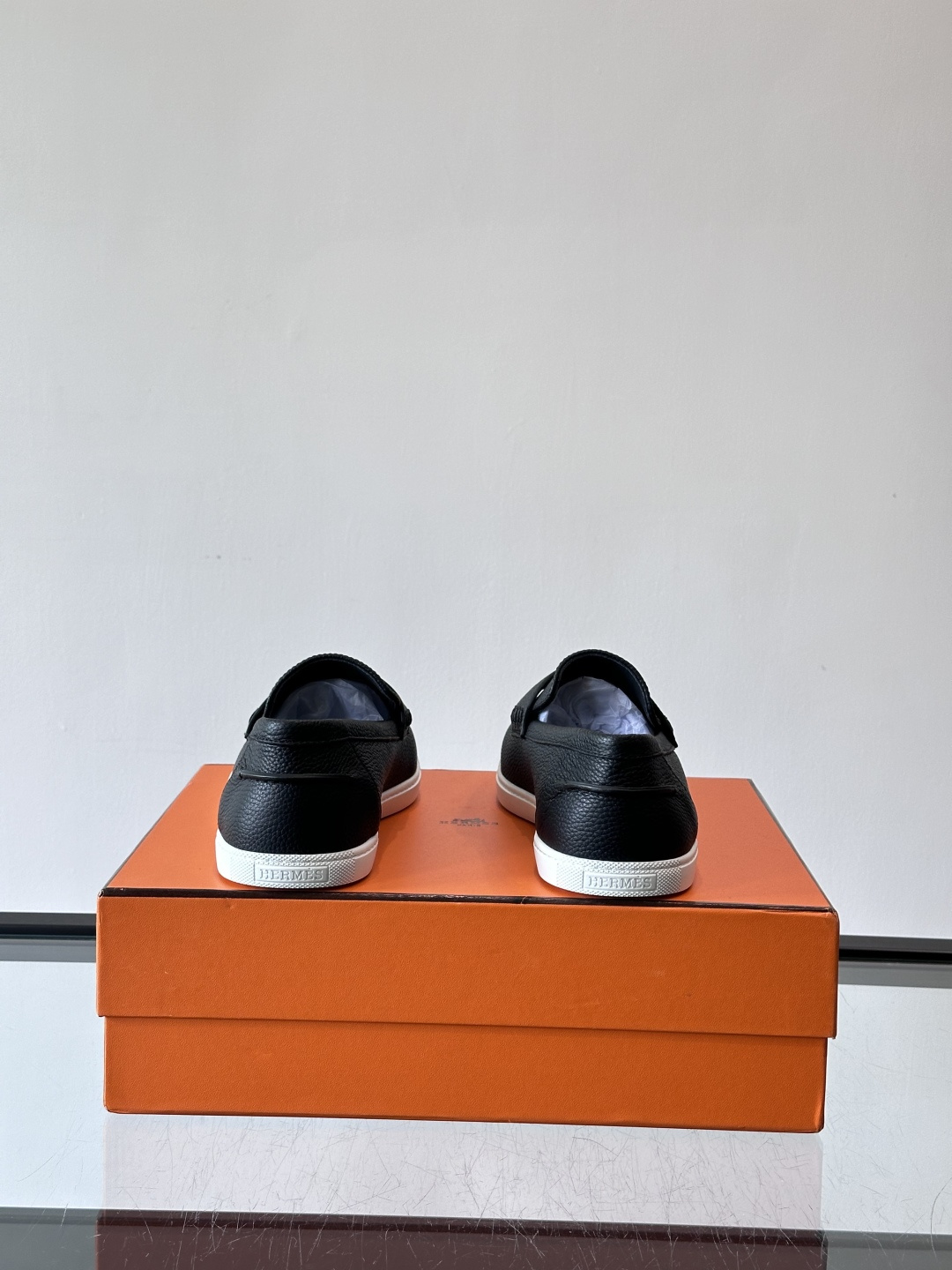 Hermes Job麂皮乐福鞋，选用柔软麂皮，搭配经典“H”型，简约又有辨识度。橡胶鞋底防滑，穿着舒适，