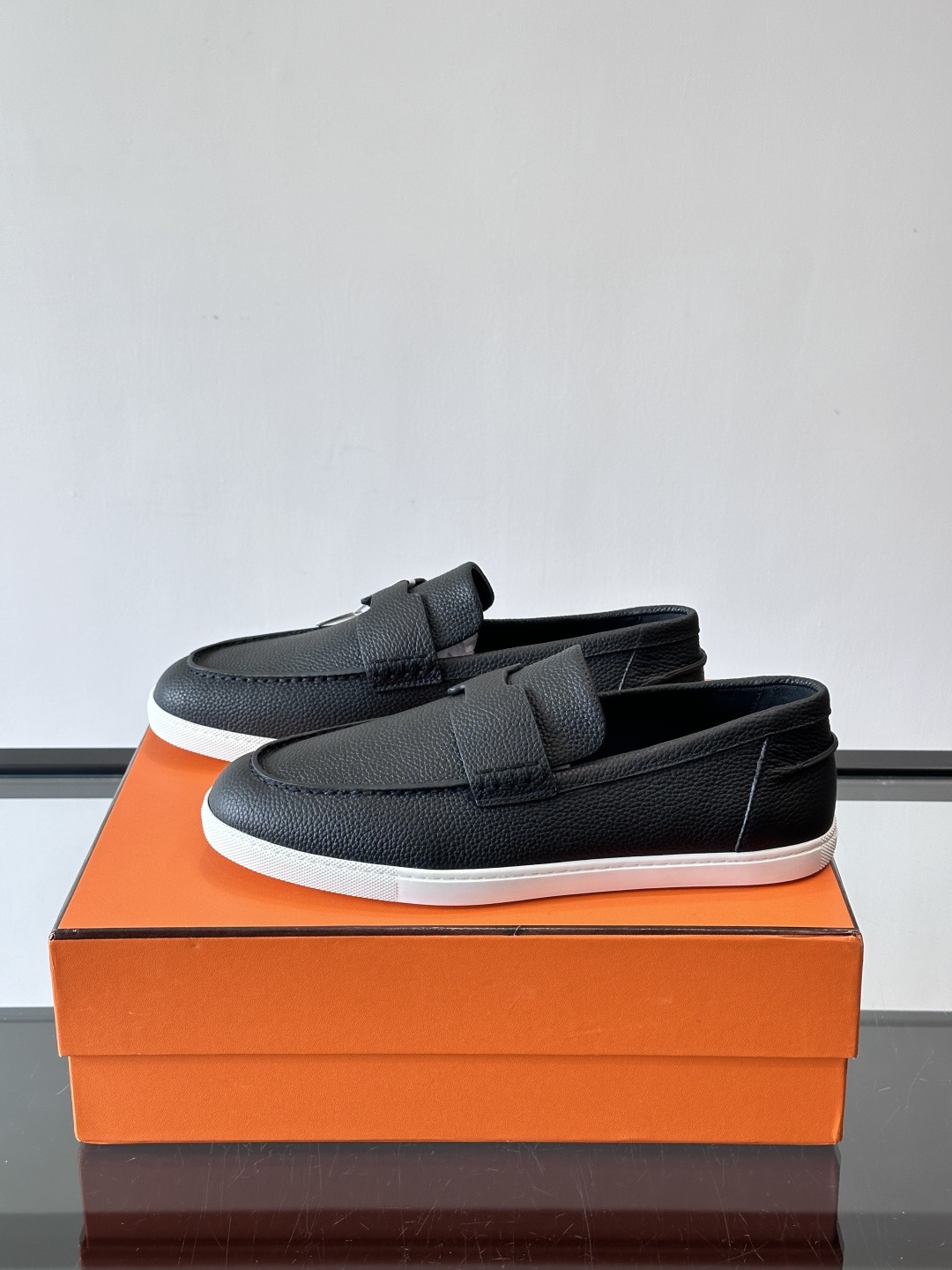 Hermes Job麂皮乐福鞋，选用柔软麂皮，搭配经典“H”型，简约又有辨识度。橡胶鞋底防滑，穿着舒适，