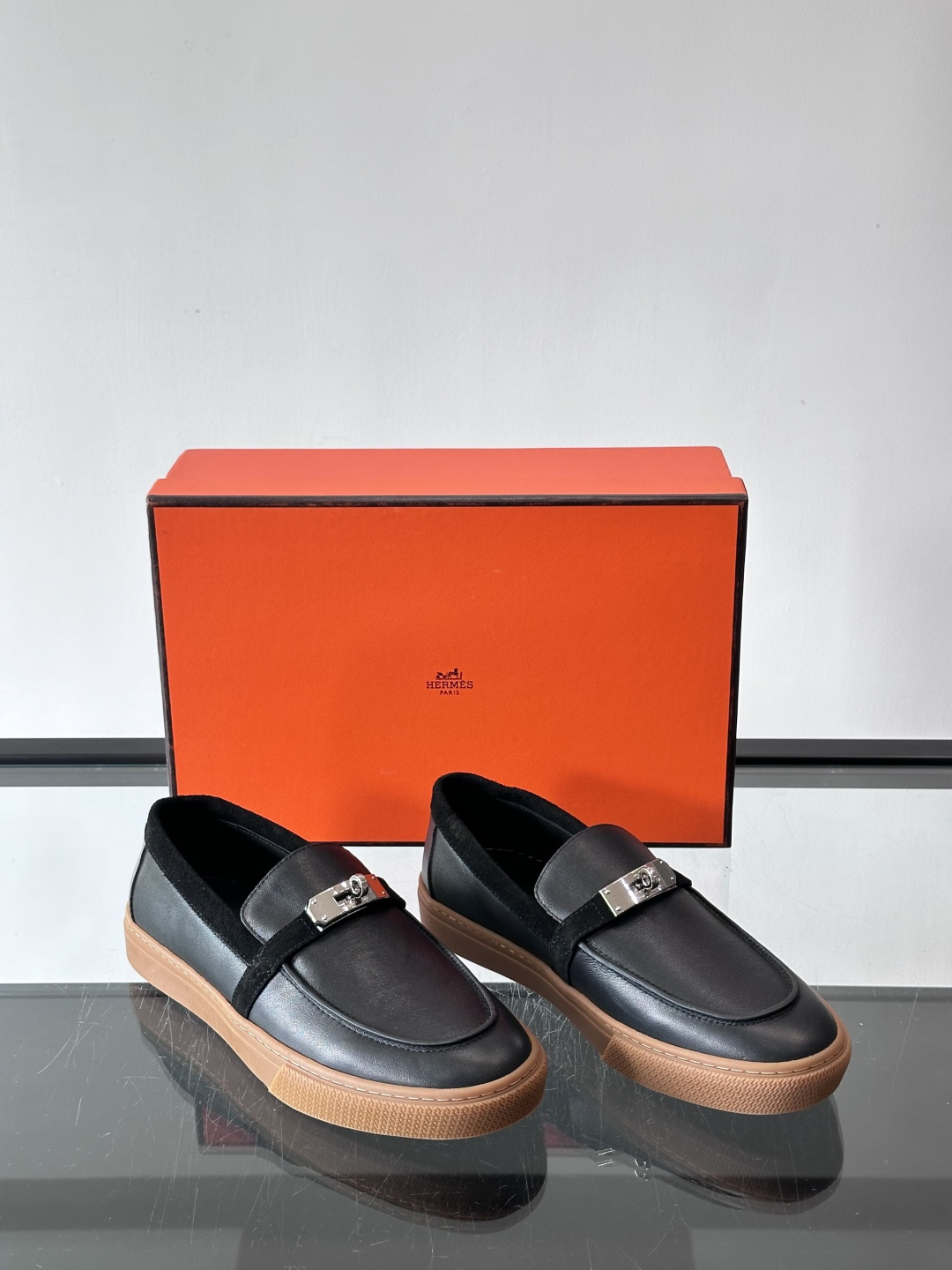 H爱马仕Kelly扣乐福鞋👞，采用头层小牛皮，搭配标志性Kelly金属扣，简约又高级。TPU鞋底，穿着舒