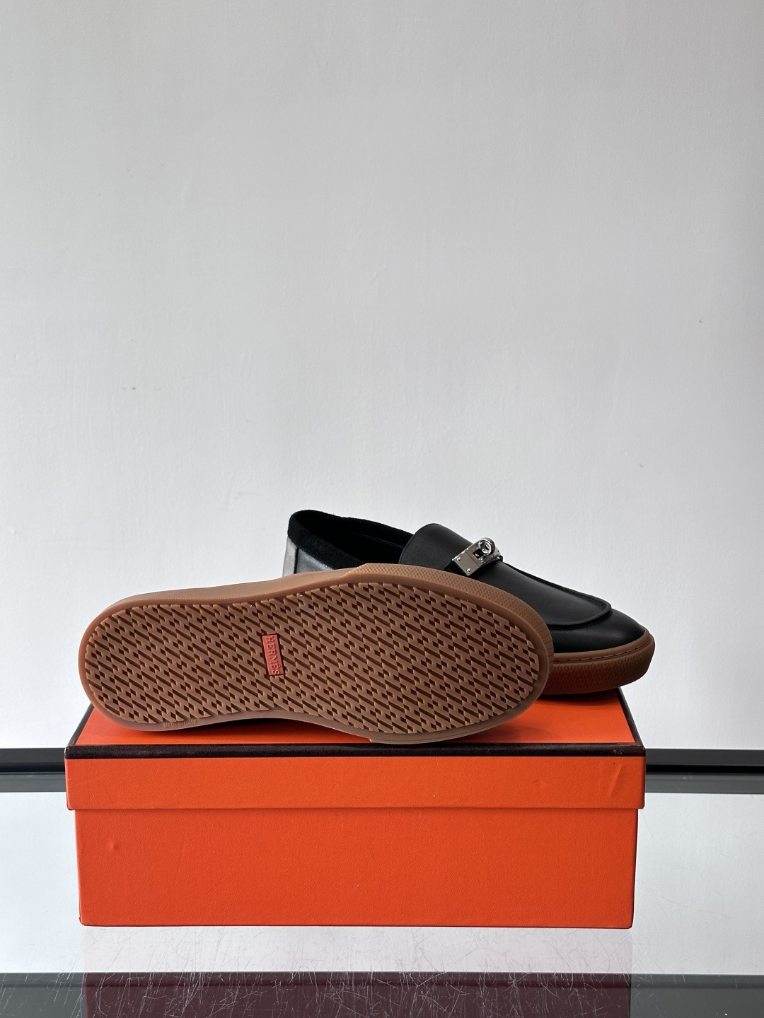 H爱马仕Kelly扣乐福鞋👞，采用头层小牛皮，搭配标志性Kelly金属扣，简约又高级。TPU鞋底，穿着舒