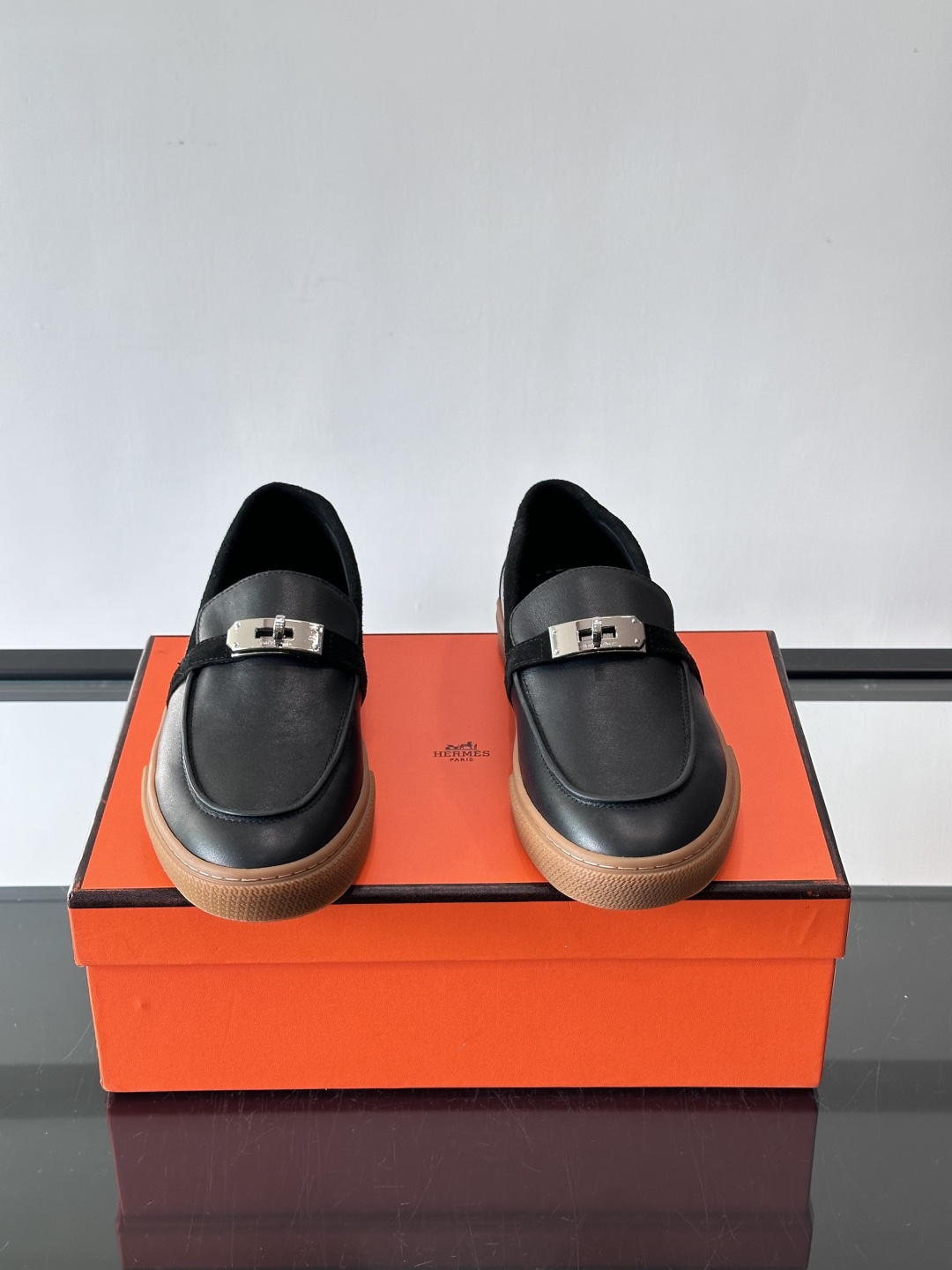 H爱马仕Kelly扣乐福鞋👞，采用头层小牛皮，搭配标志性Kelly金属扣，简约又高级。TPU鞋底，穿着舒