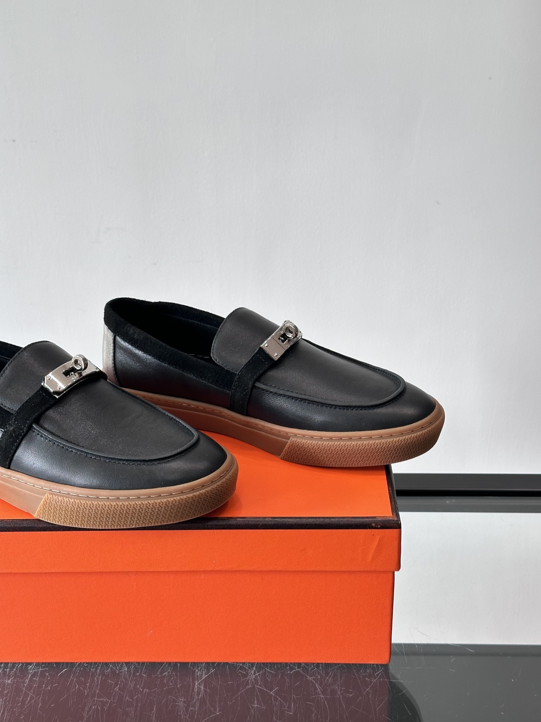 H爱马仕Kelly扣乐福鞋👞，采用头层小牛皮，搭配标志性Kelly金属扣，简约又高级。TPU鞋底，穿着舒