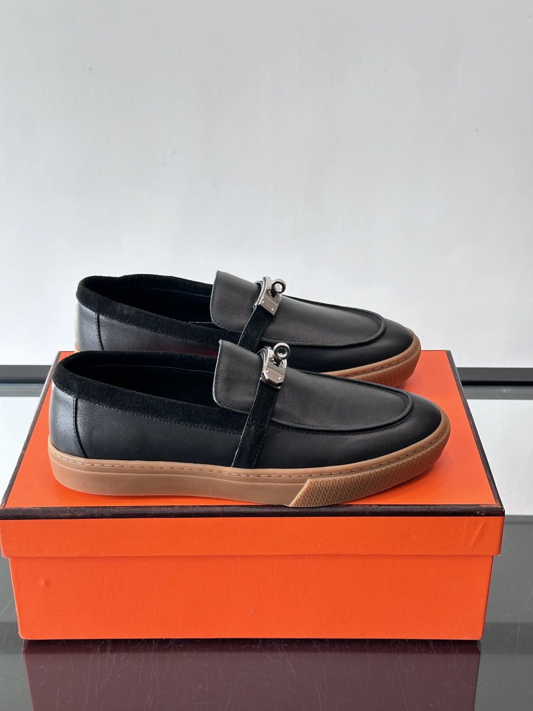 H爱马仕Kelly扣乐福鞋👞，采用头层小牛皮，搭配标志性Kelly金属扣，简约又高级。TPU鞋底，穿着舒