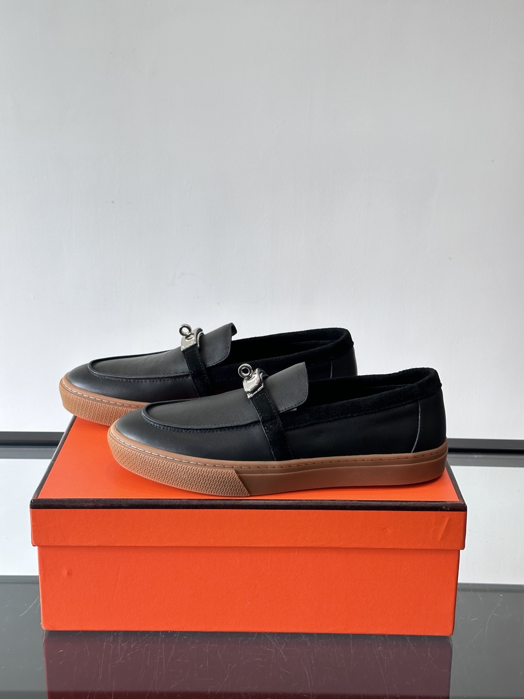 H爱马仕Kelly扣乐福鞋👞，采用头层小牛皮，搭配标志性Kelly金属扣，简约又高级。TPU鞋底，穿着舒