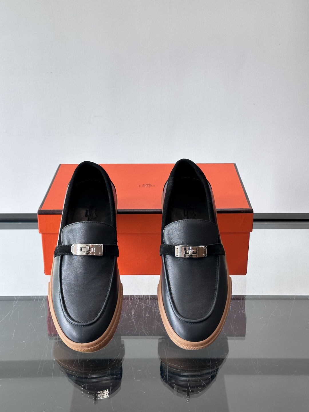 H爱马仕Kelly扣乐福鞋👞，采用头层小牛皮，搭配标志性Kelly金属扣，简约又高级。TPU鞋底，穿着舒