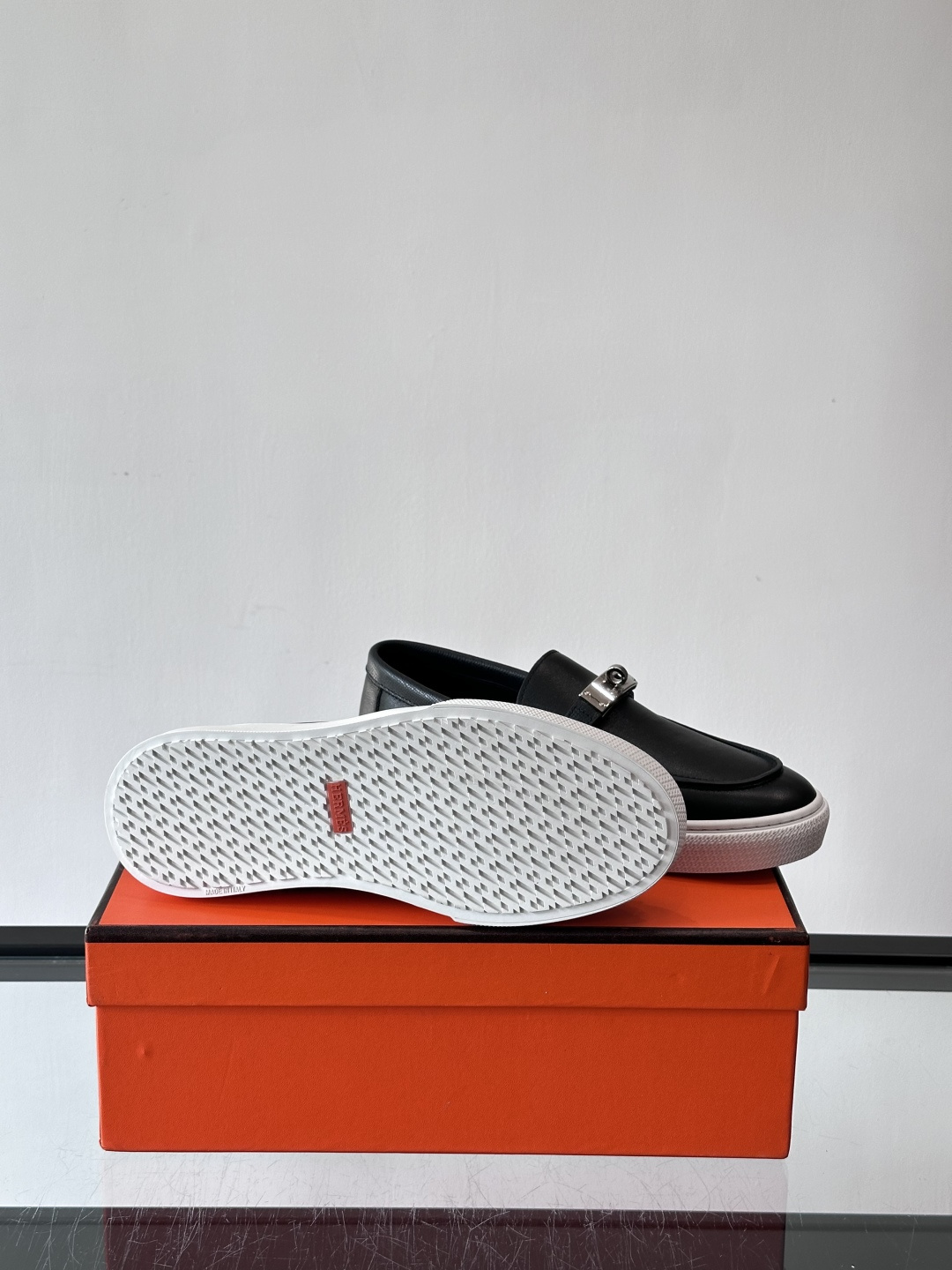 H爱马仕Kelly扣乐福鞋👞，采用头层小牛皮，搭配标志性Kelly金属扣，简约又高级。TPU鞋底，穿着舒