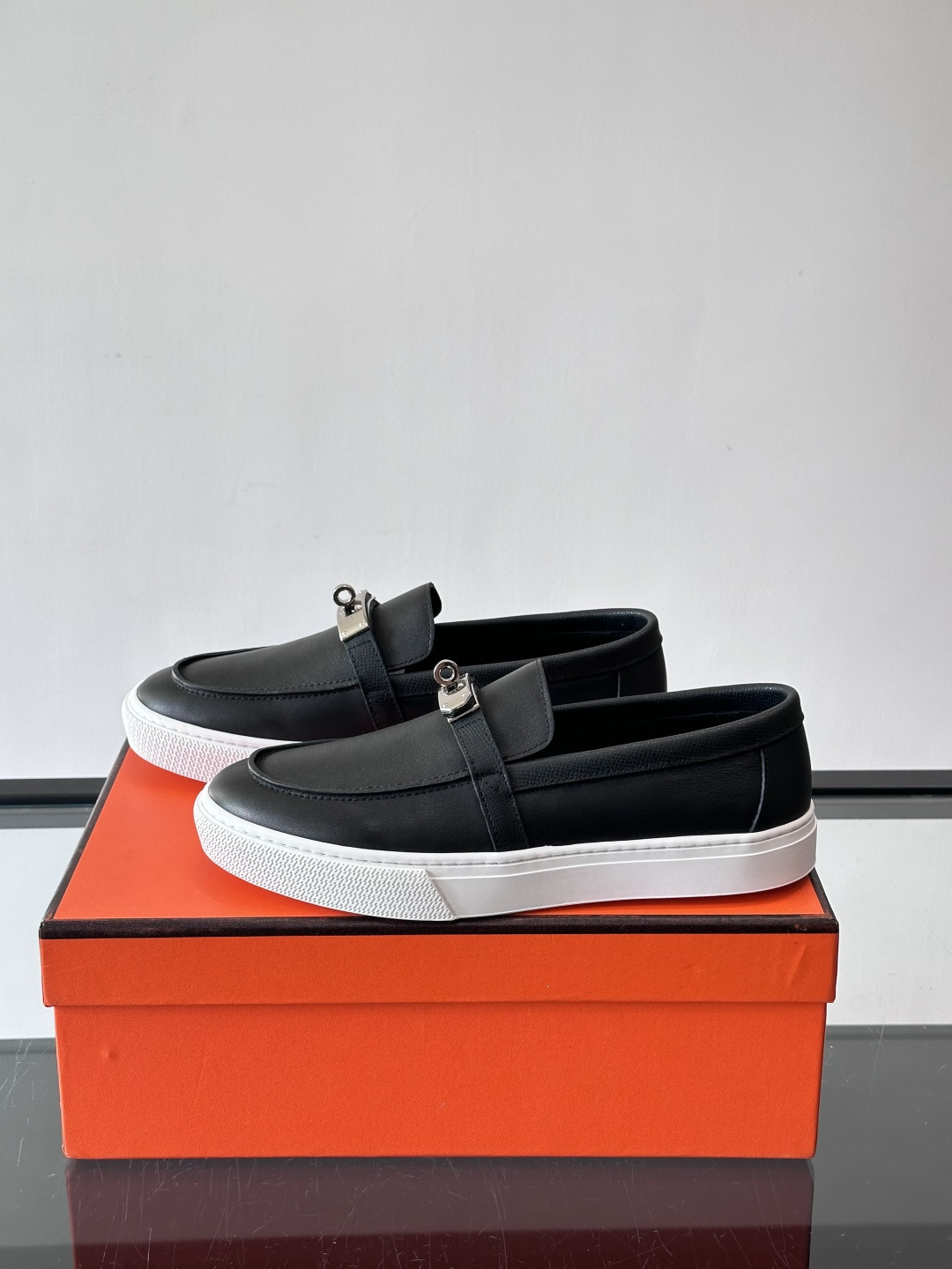 H爱马仕Kelly扣乐福鞋👞，采用头层小牛皮，搭配标志性Kelly金属扣，简约又高级。TPU鞋底，穿着舒