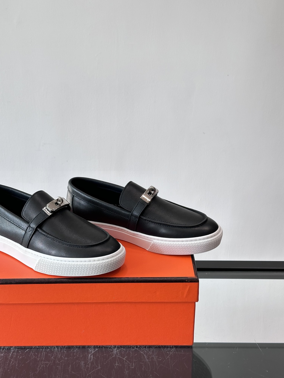 H爱马仕Kelly扣乐福鞋👞，采用头层小牛皮，搭配标志性Kelly金属扣，简约又高级。TPU鞋底，穿着舒