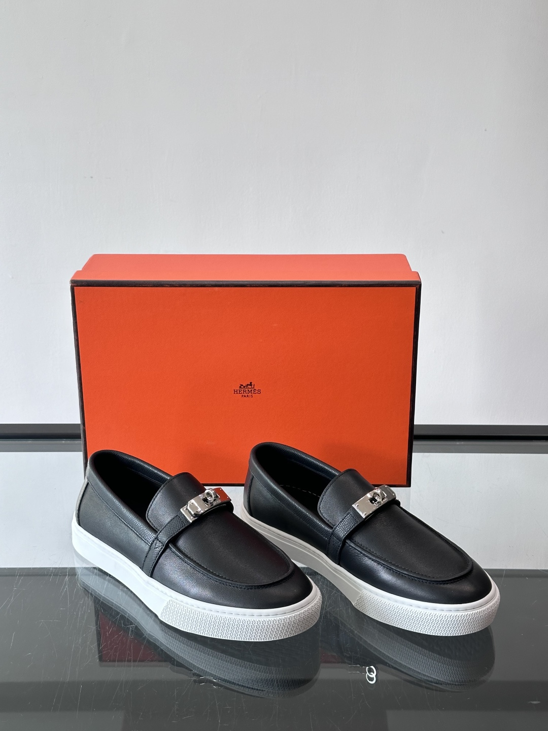 H爱马仕Kelly扣乐福鞋👞，采用头层小牛皮，搭配标志性Kelly金属扣，简约又高级。TPU鞋底，穿着舒