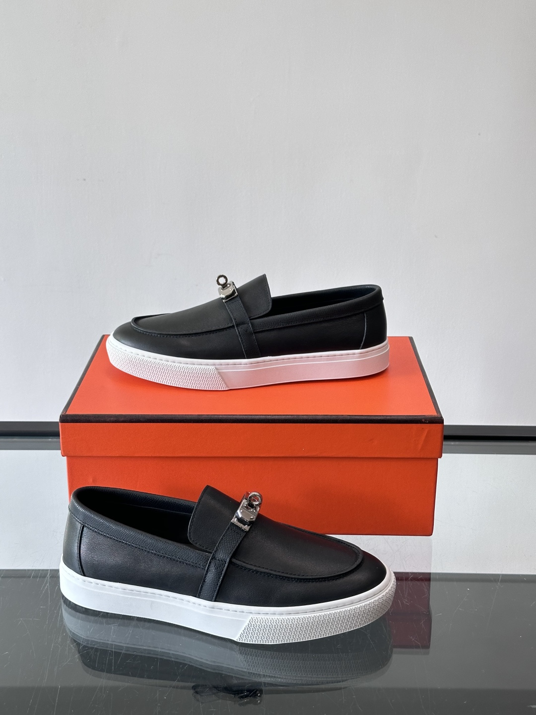 H爱马仕Kelly扣乐福鞋👞，采用头层小牛皮，搭配标志性Kelly金属扣，简约又高级。TPU鞋底，穿着舒