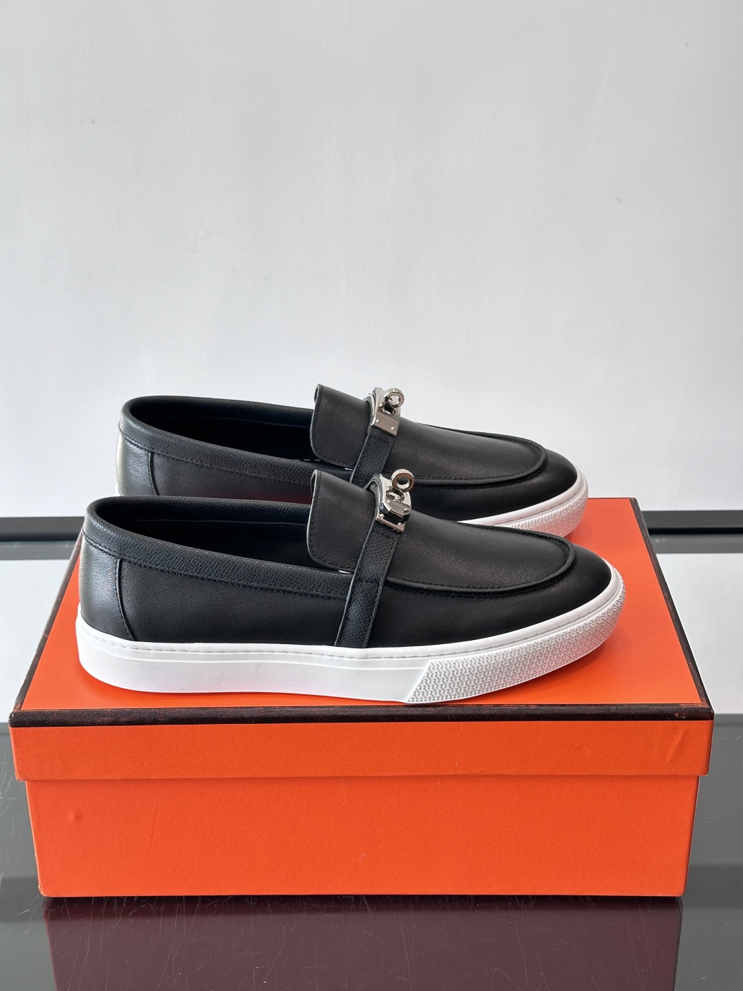 H爱马仕Kelly扣乐福鞋👞，采用头层小牛皮，搭配标志性Kelly金属扣，简约又高级。TPU鞋底，穿着舒