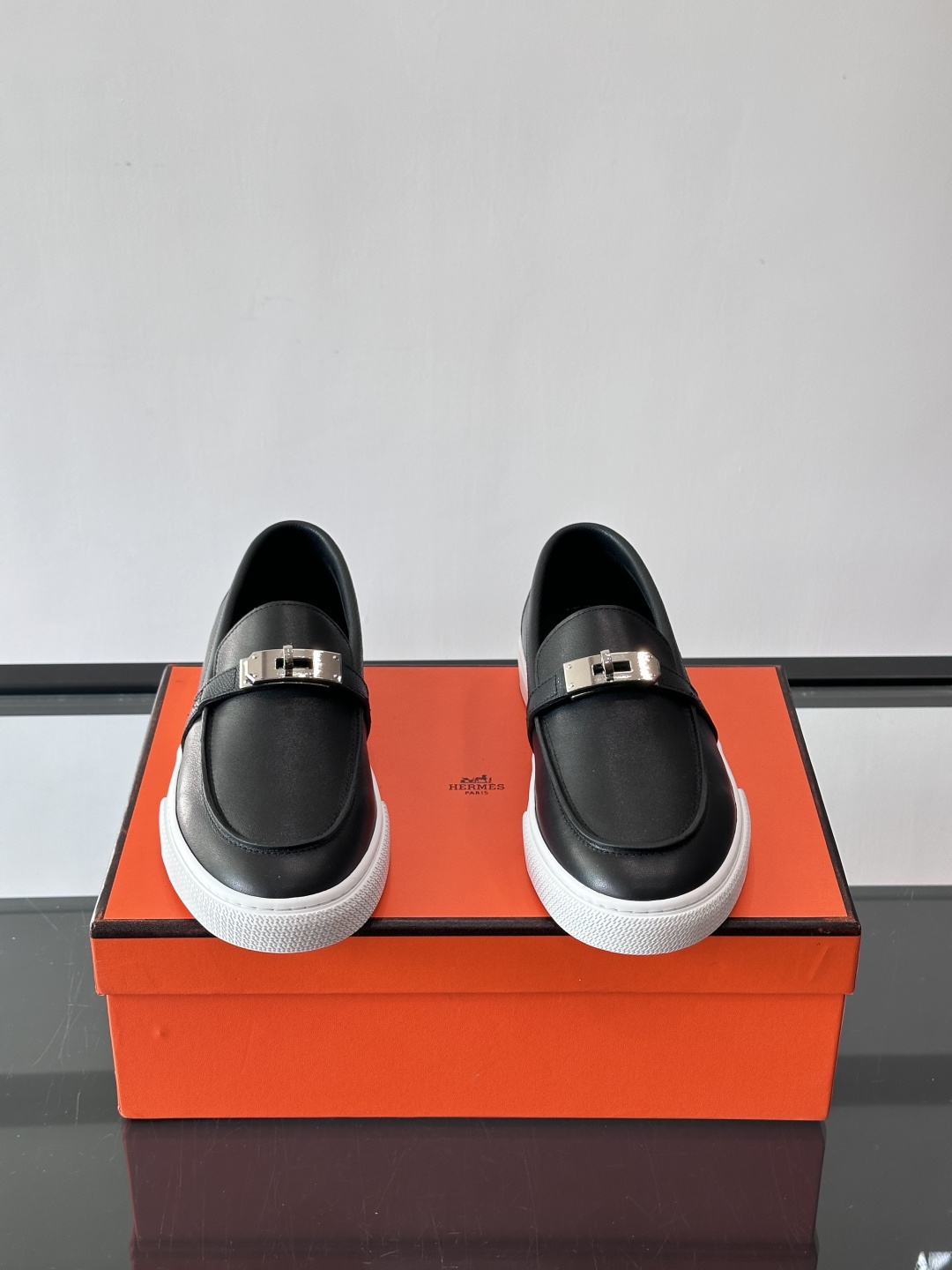 H爱马仕Kelly扣乐福鞋👞，采用头层小牛皮，搭配标志性Kelly金属扣，简约又高级。TPU鞋底，穿着舒