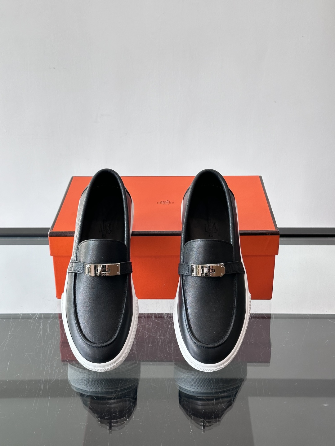 H爱马仕Kelly扣乐福鞋👞，采用头层小牛皮，搭配标志性Kelly金属扣，简约又高级。TPU鞋底，穿着舒