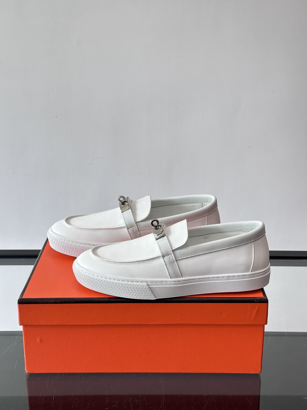 H爱马仕Kelly扣乐福鞋👞，采用头层小牛皮，搭配标志性Kelly金属扣，简约又高级。TPU鞋底，穿着舒