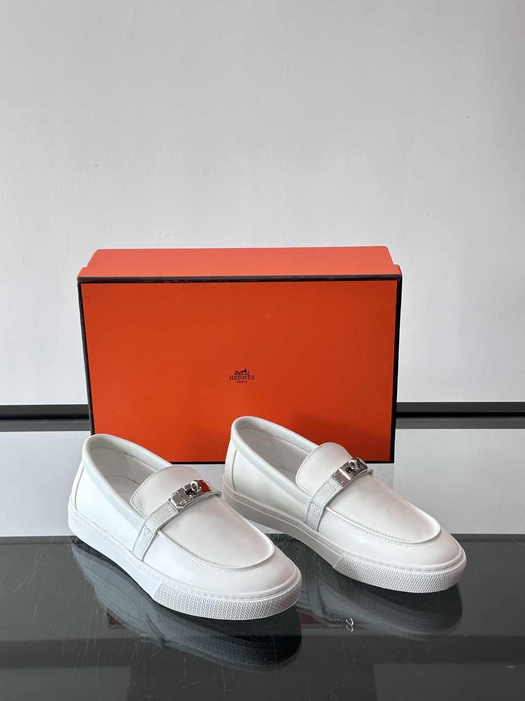 H爱马仕Kelly扣乐福鞋👞，采用头层小牛皮，搭配标志性Kelly金属扣，简约又高级。TPU鞋底，穿着舒