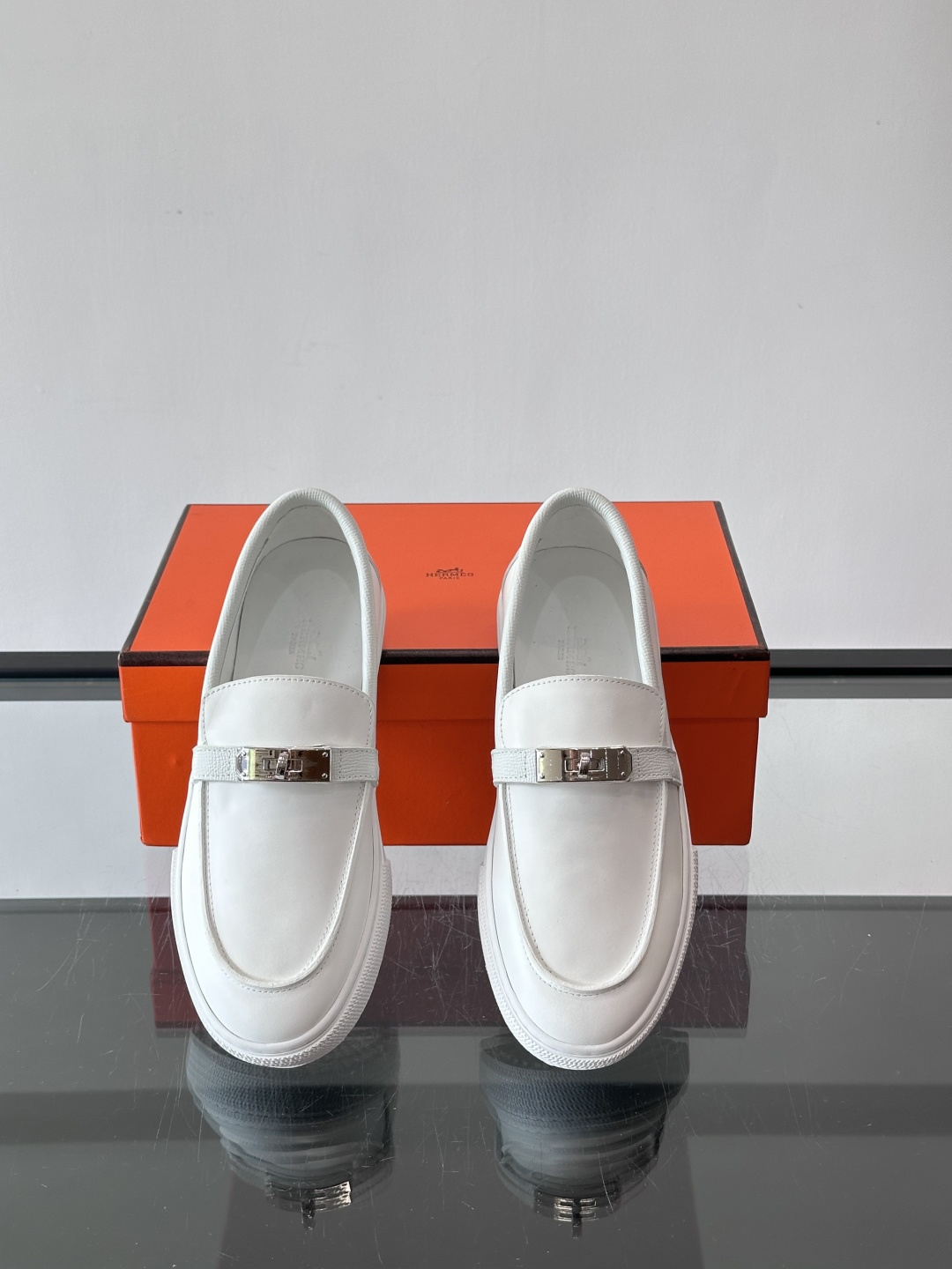 H爱马仕Kelly扣乐福鞋👞，采用头层小牛皮，搭配标志性Kelly金属扣，简约又高级。TPU鞋底，穿着舒