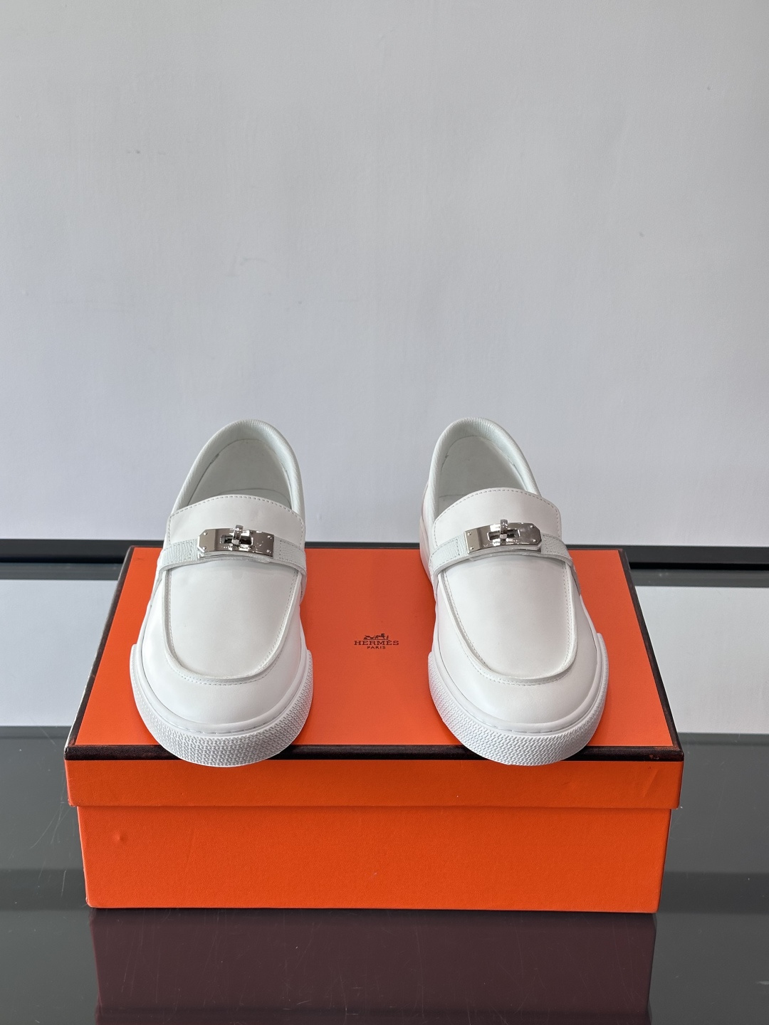 H爱马仕Kelly扣乐福鞋👞，采用头层小牛皮，搭配标志性Kelly金属扣，简约又高级。TPU鞋底，穿着舒
