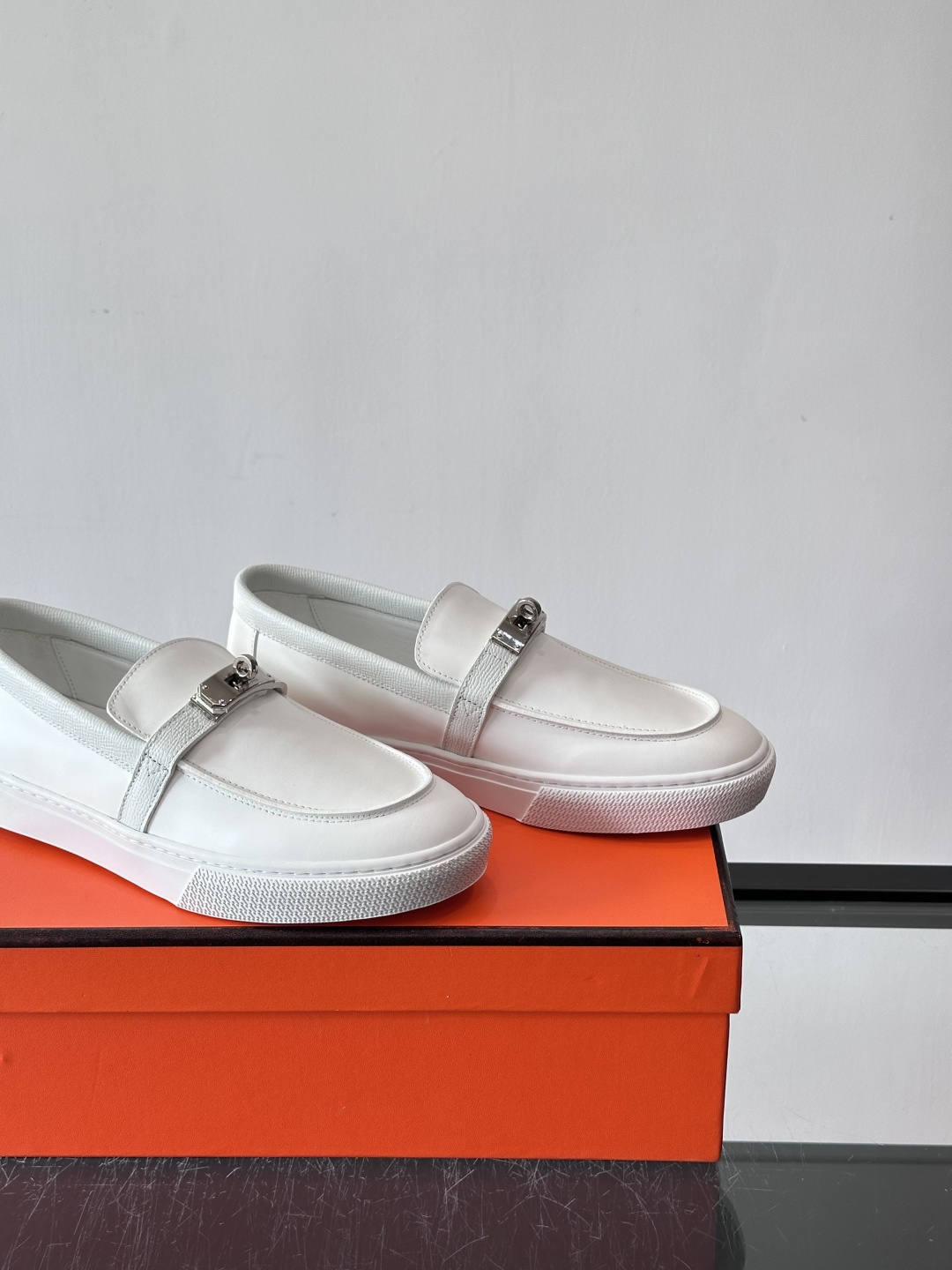 H爱马仕Kelly扣乐福鞋👞，采用头层小牛皮，搭配标志性Kelly金属扣，简约又高级。TPU鞋底，穿着舒