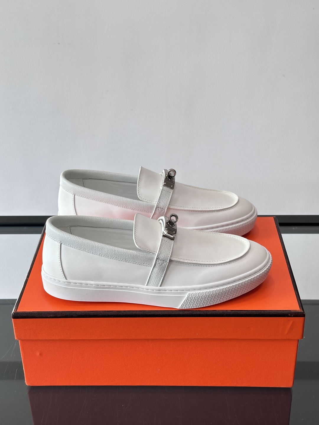 H爱马仕Kelly扣乐福鞋👞，采用头层小牛皮，搭配标志性Kelly金属扣，简约又高级。TPU鞋底，穿着舒