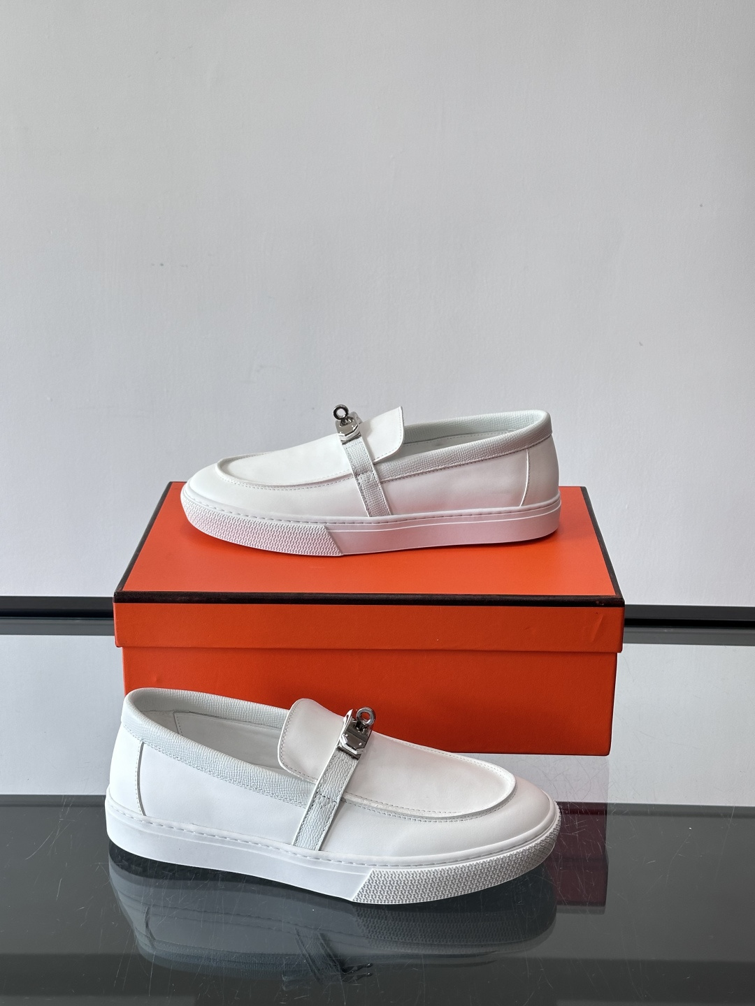 H爱马仕Kelly扣乐福鞋👞，采用头层小牛皮，搭配标志性Kelly金属扣，简约又高级。TPU鞋底，穿着舒