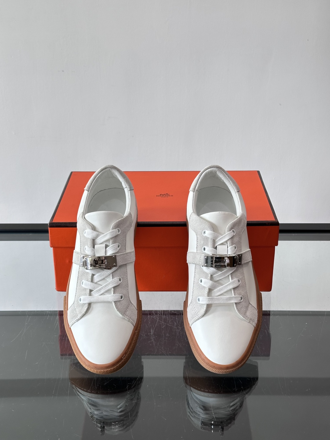 H爱马仕Day系列Kelly扣休闲鞋，采用优质小牛皮，搭配标志性Kelly金属扣，简约又奢华。低帮设计，