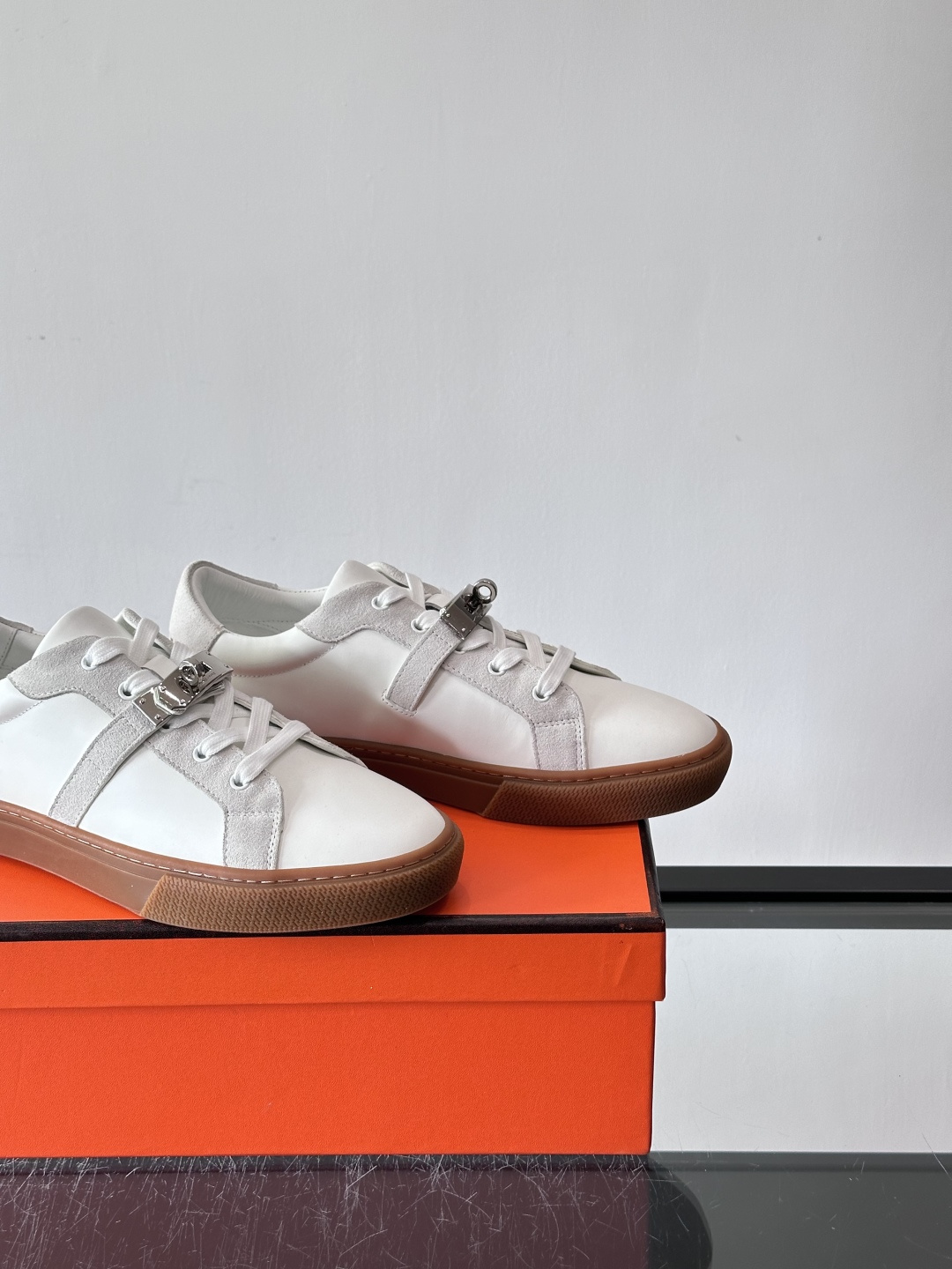 H爱马仕Day系列Kelly扣休闲鞋，采用优质小牛皮，搭配标志性Kelly金属扣，简约又奢华。低帮设计，