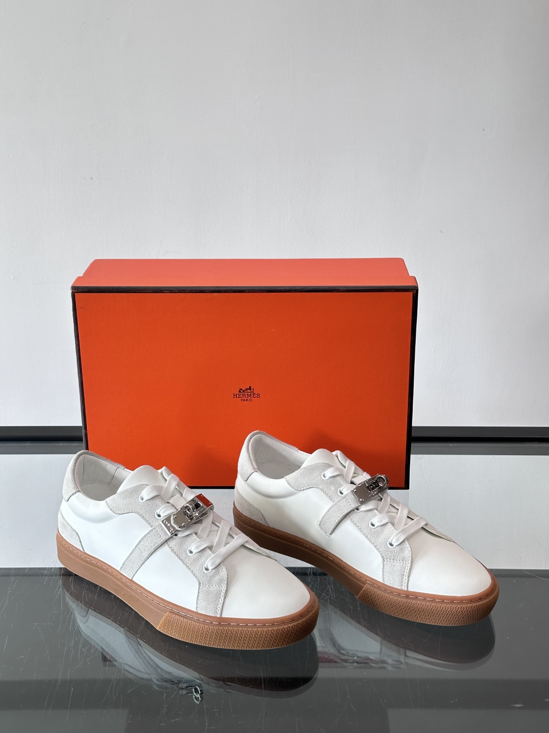 H爱马仕Day系列Kelly扣休闲鞋，采用优质小牛皮，搭配标志性Kelly金属扣，简约又奢华。低帮设计，