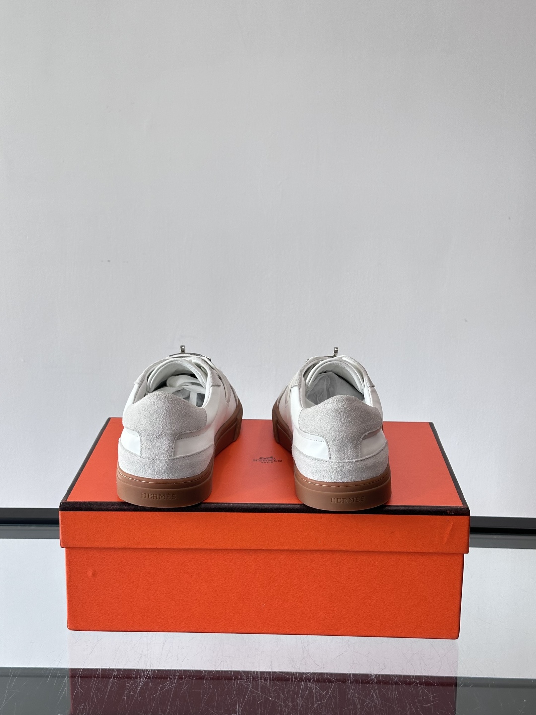 H爱马仕Day系列Kelly扣休闲鞋，采用优质小牛皮，搭配标志性Kelly金属扣，简约又奢华。低帮设计，