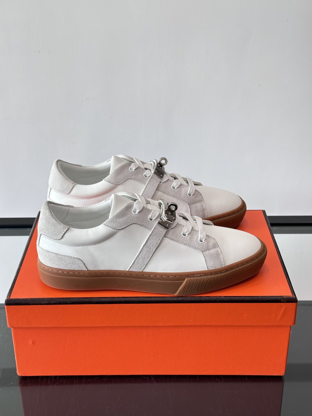 H爱马仕Day系列Kelly扣休闲鞋，采用优质小牛皮，搭配标志性Kelly金属扣，简约又奢华。低帮设计，