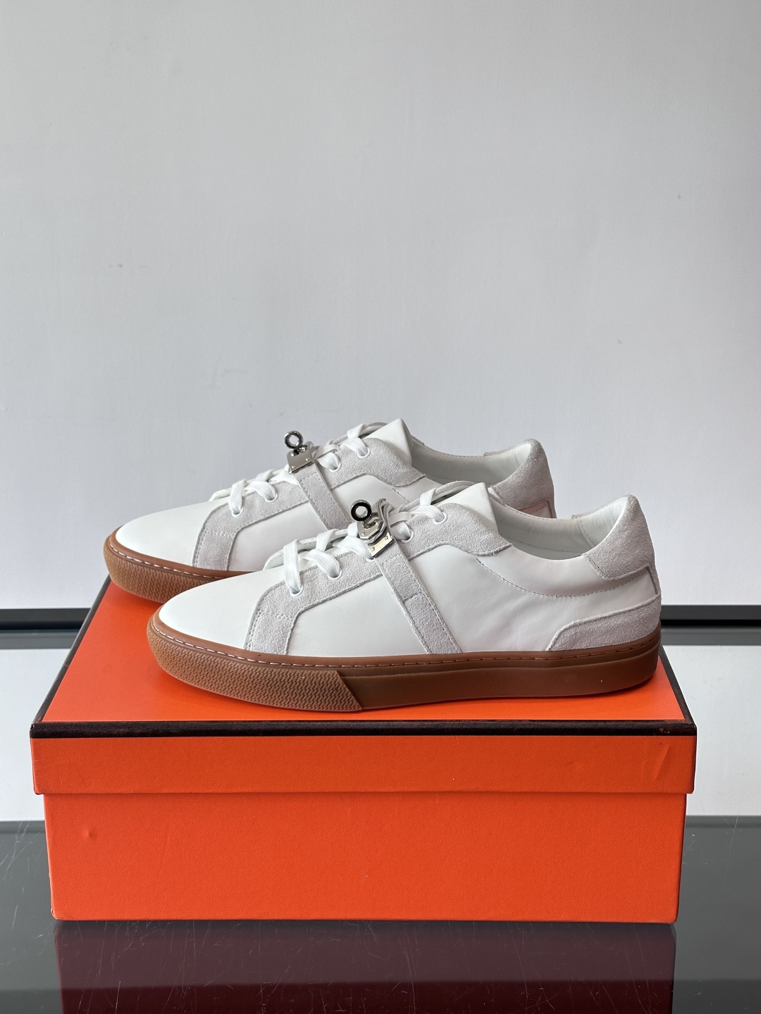 H爱马仕Day系列Kelly扣休闲鞋，采用优质小牛皮，搭配标志性Kelly金属扣，简约又奢华。低帮设计，