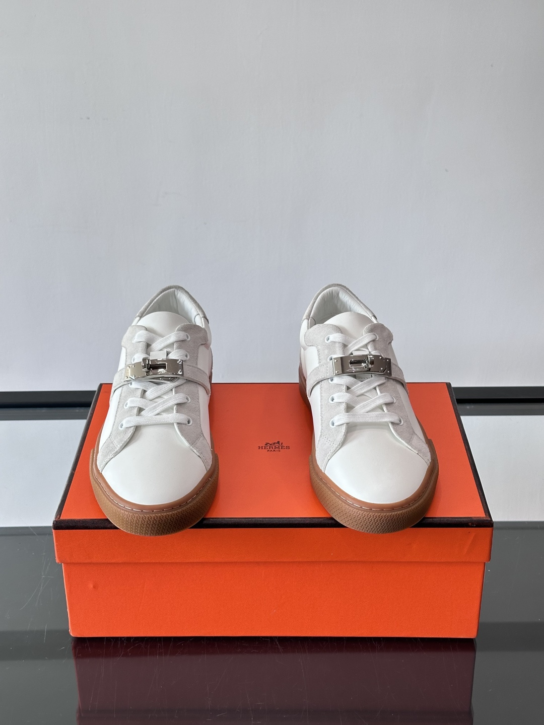 H爱马仕Day系列Kelly扣休闲鞋，采用优质小牛皮，搭配标志性Kelly金属扣，简约又奢华。低帮设计，