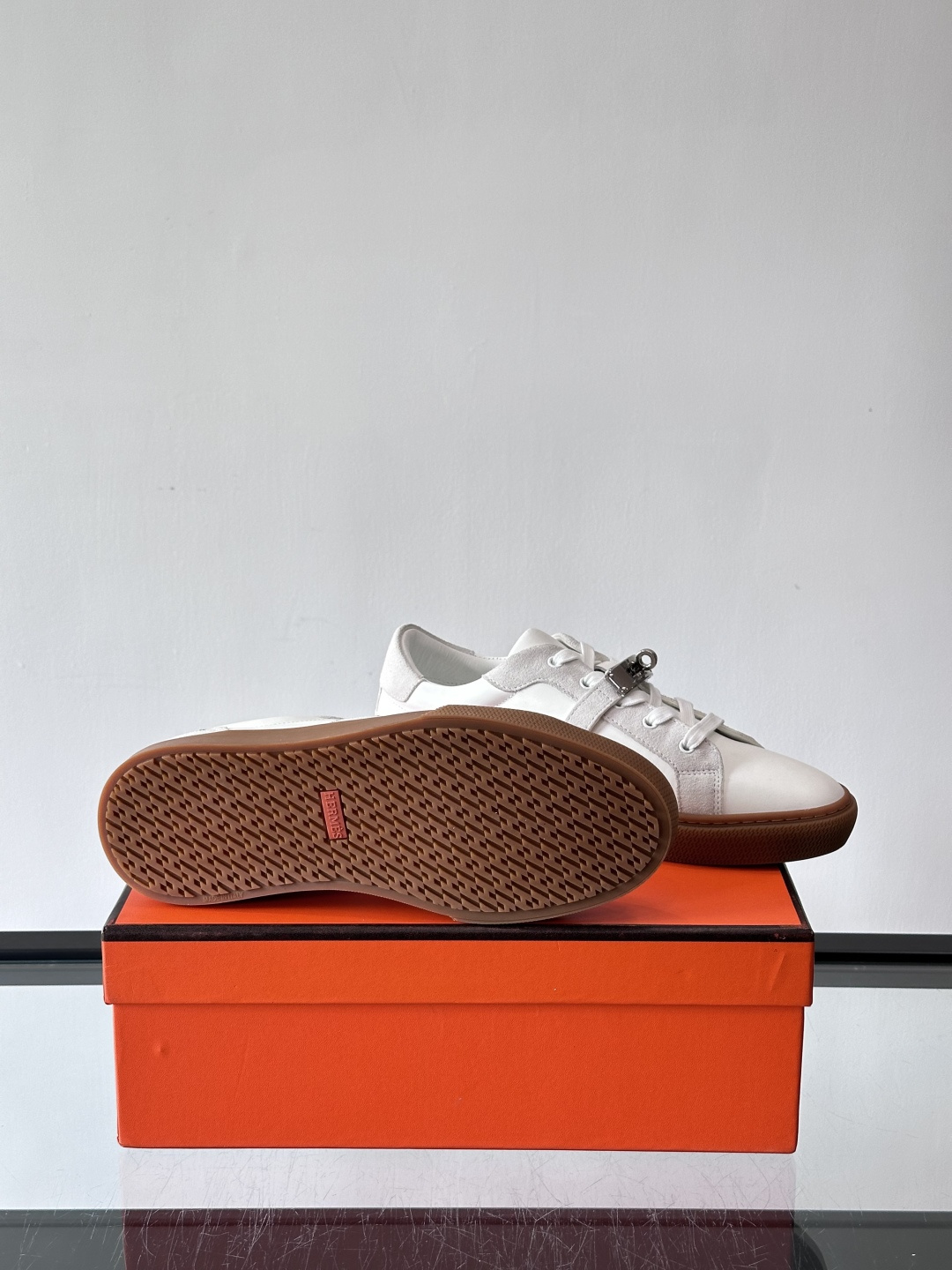 H爱马仕Day系列Kelly扣休闲鞋，采用优质小牛皮，搭配标志性Kelly金属扣，简约又奢华。低帮设计，