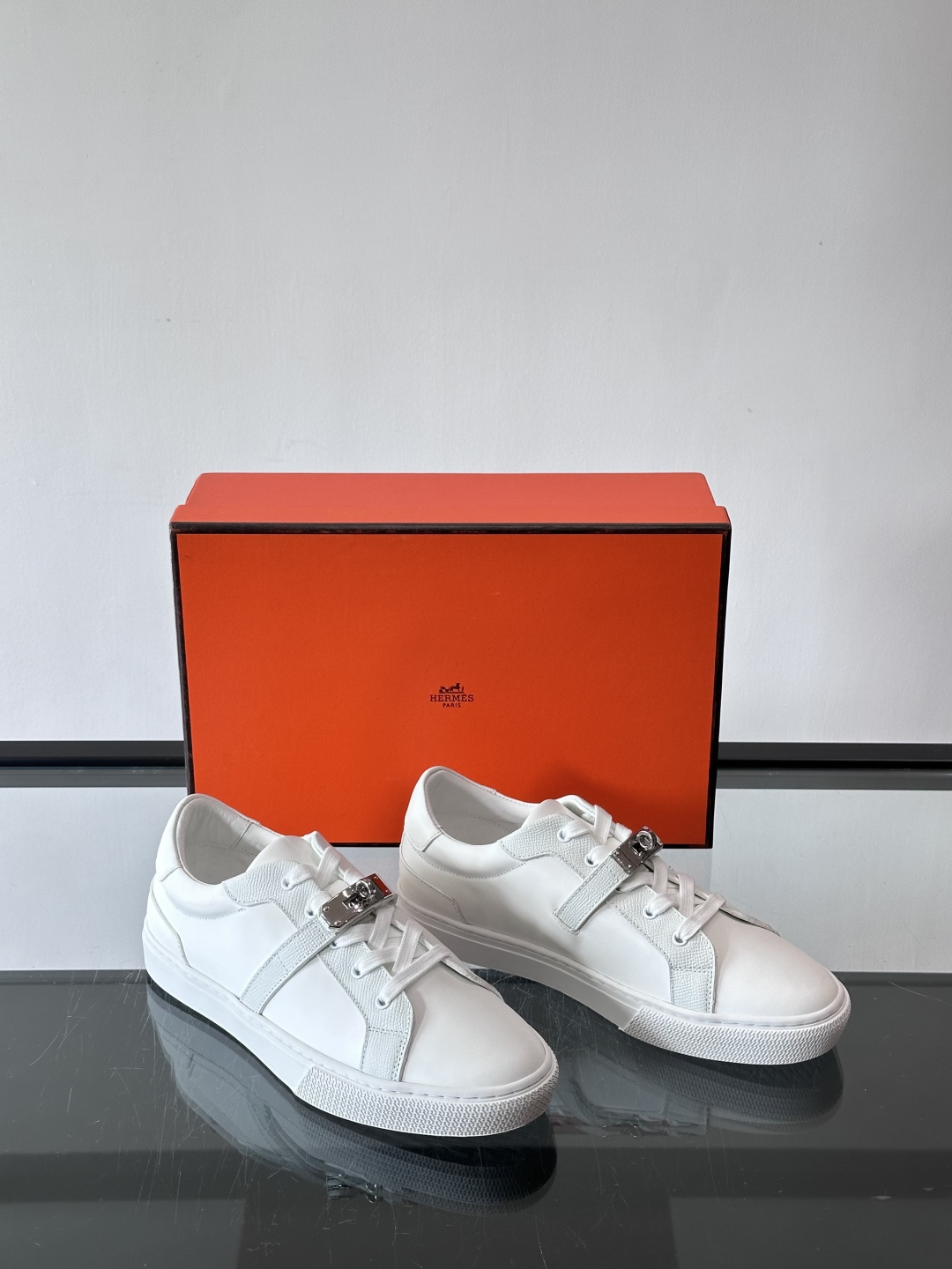 H爱马仕Day系列Kelly扣休闲鞋，采用优质小牛皮，搭配标志性Kelly金属扣，简约又奢华。低帮设计，